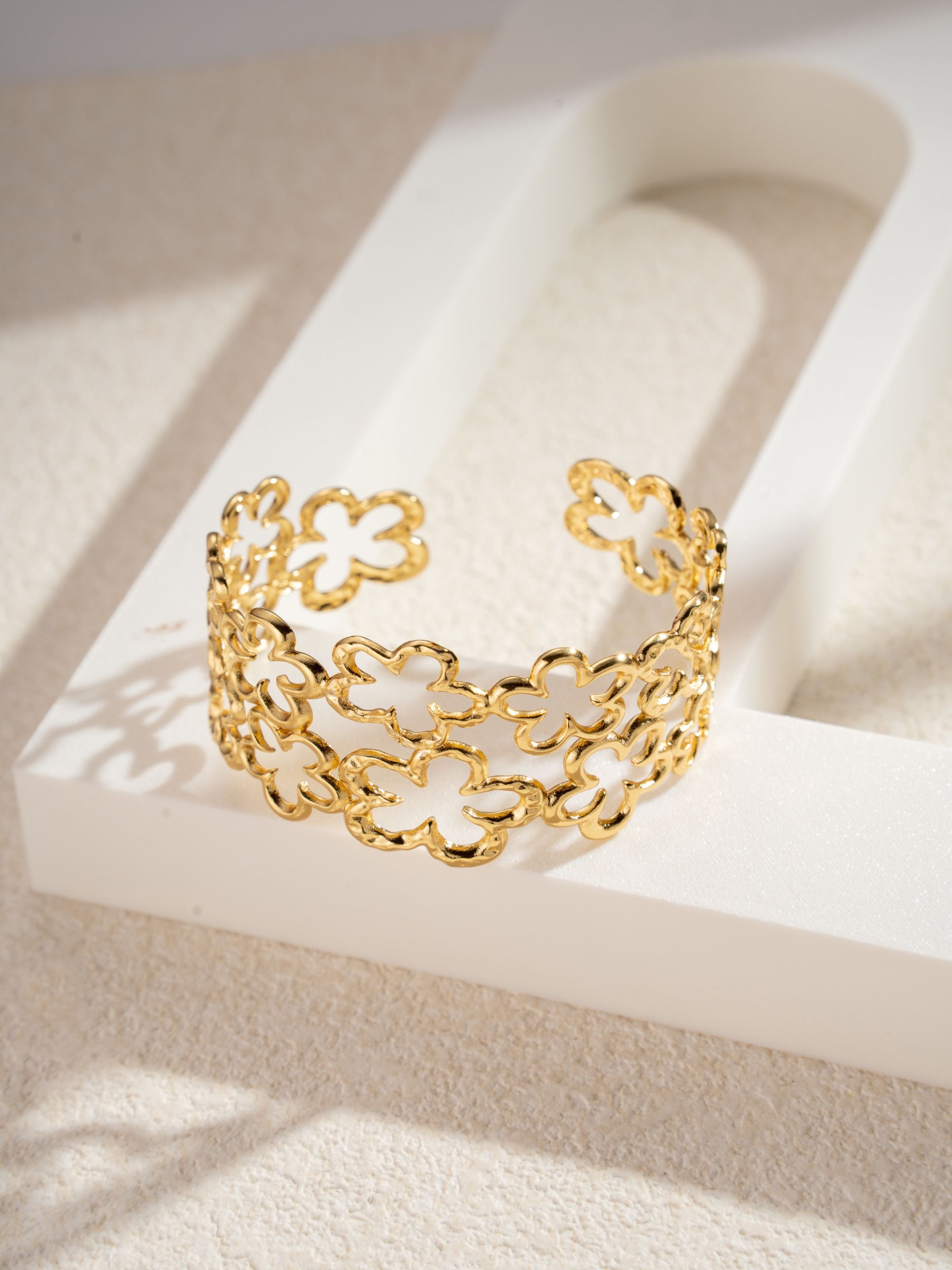 FLOWERS BANGLE - GOLD