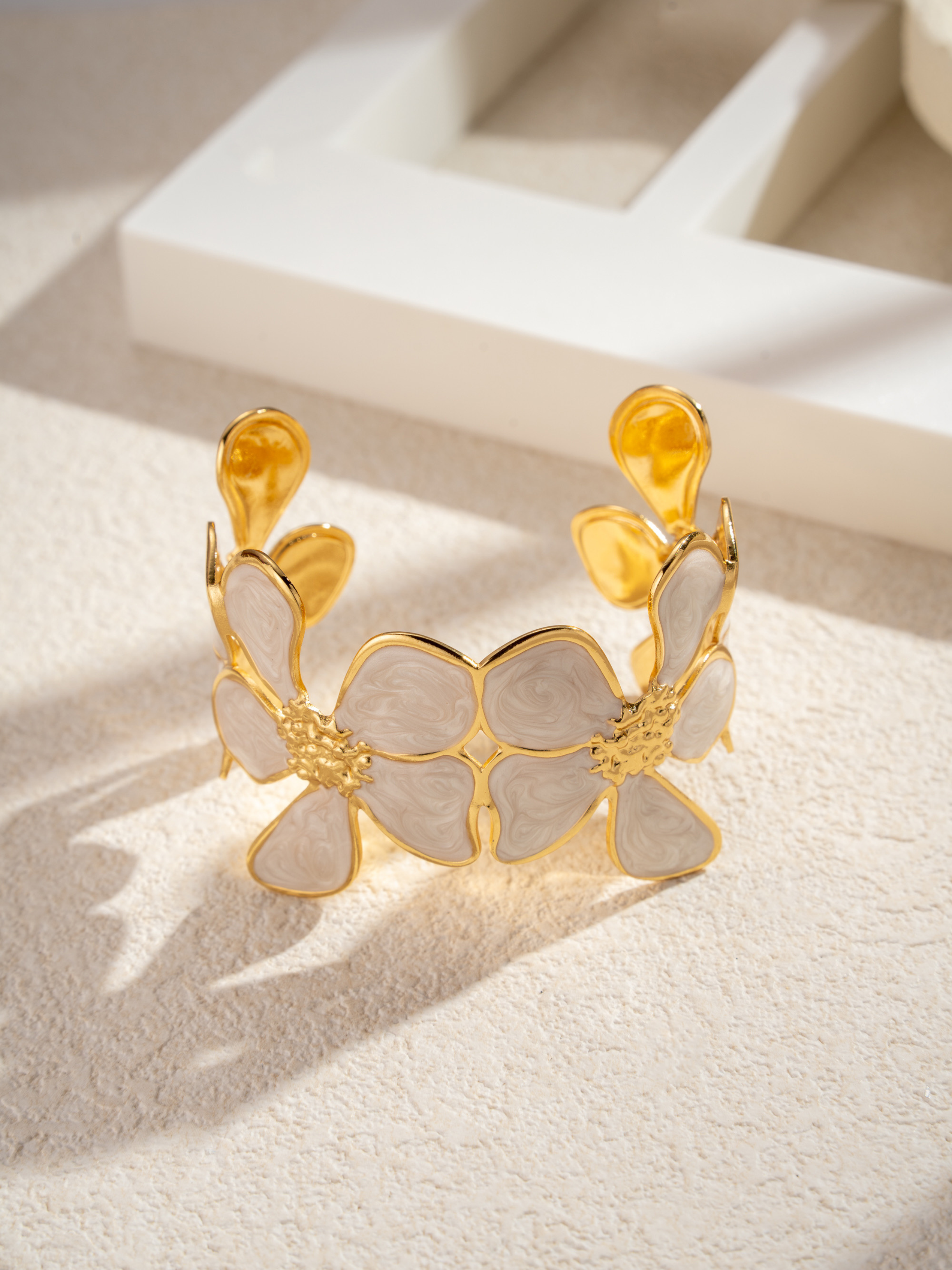 BLOSSOM KISS BANGLE - WHITE