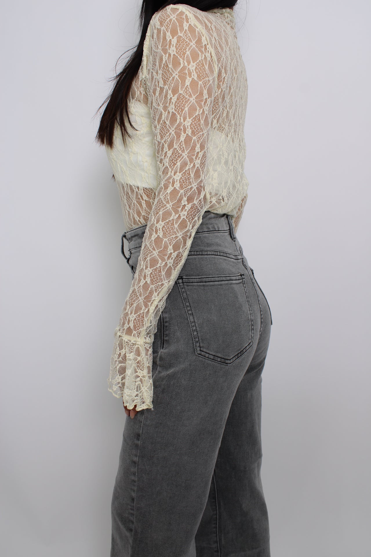 Een elegante kanten top met flare mouwen, een losse pasvorm en een verfijnde uitstraling. De top heeft een ronde halslijn en een delicate, doorzichtige stof voor een vrouwelijke look.