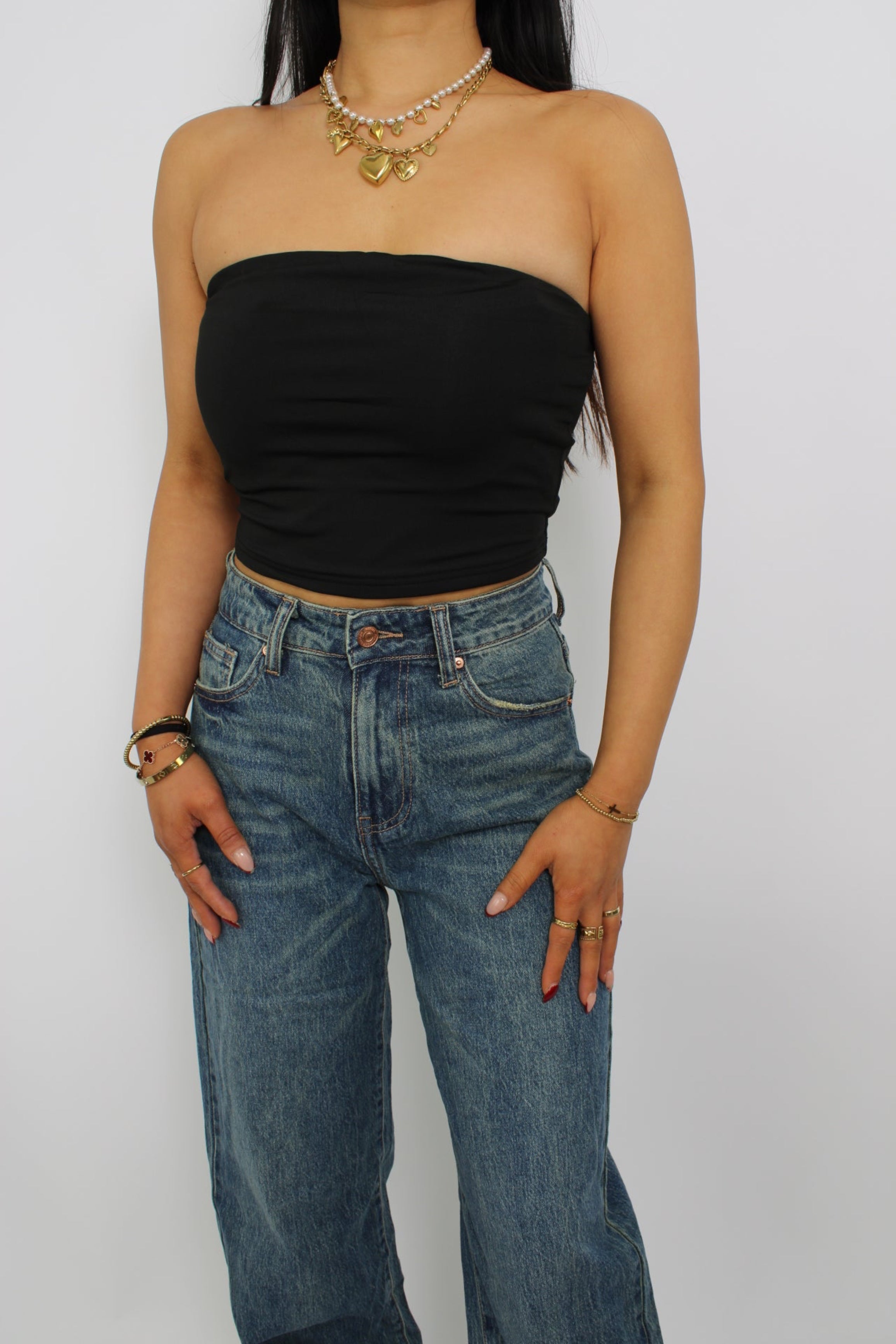 Een strapless tube top, gemaakt van elastische stof voor een comfortabele, nauwsluitende pasvorm. Het ontwerp heeft geen bandjes en valt net boven de taille voor een trendy en casual look.