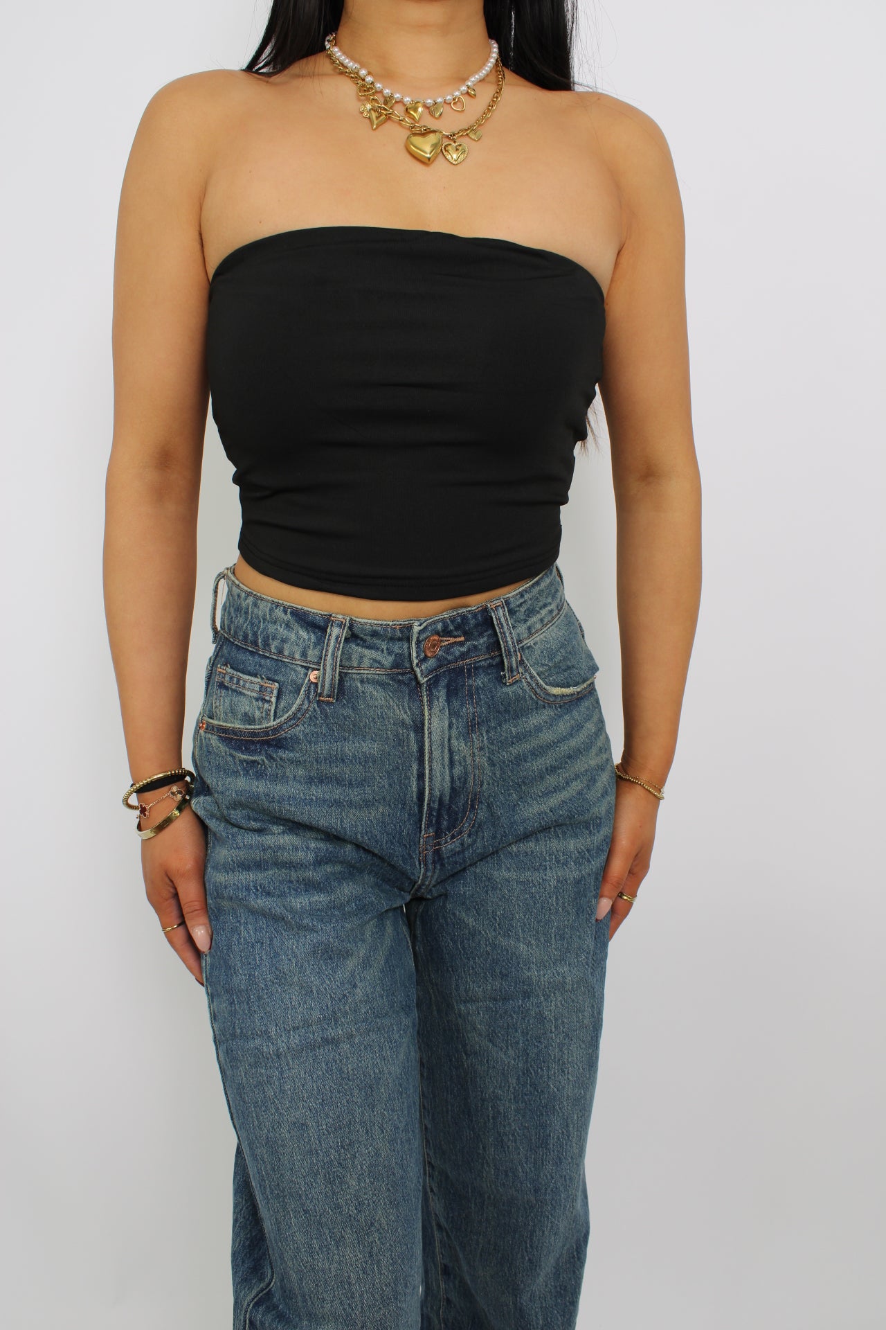 Een strapless tube top, gemaakt van elastische stof voor een comfortabele, nauwsluitende pasvorm. Het ontwerp heeft geen bandjes en valt net boven de taille voor een trendy en casual look.