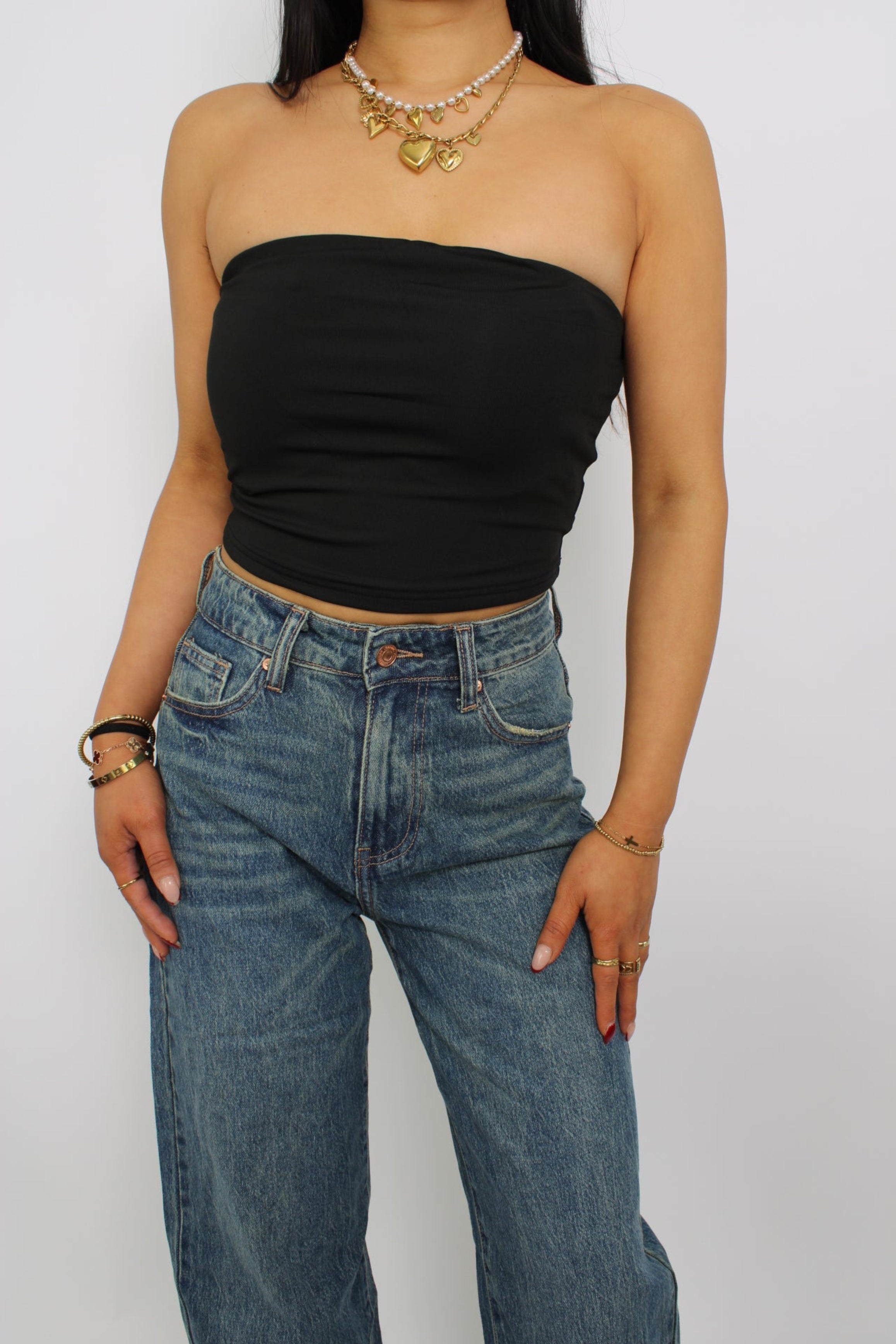 Een strapless tube top, gemaakt van elastische stof voor een comfortabele, nauwsluitende pasvorm. Het ontwerp heeft geen bandjes en valt net boven de taille voor een trendy en casual look.