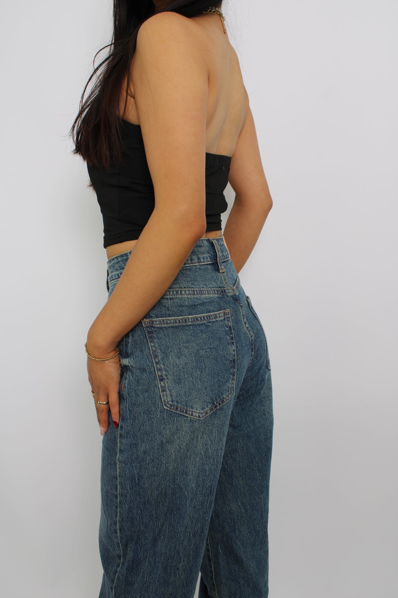 Een strapless tube top, gemaakt van elastische stof voor een comfortabele, nauwsluitende pasvorm. Het ontwerp heeft geen bandjes en valt net boven de taille voor een trendy en casual look.