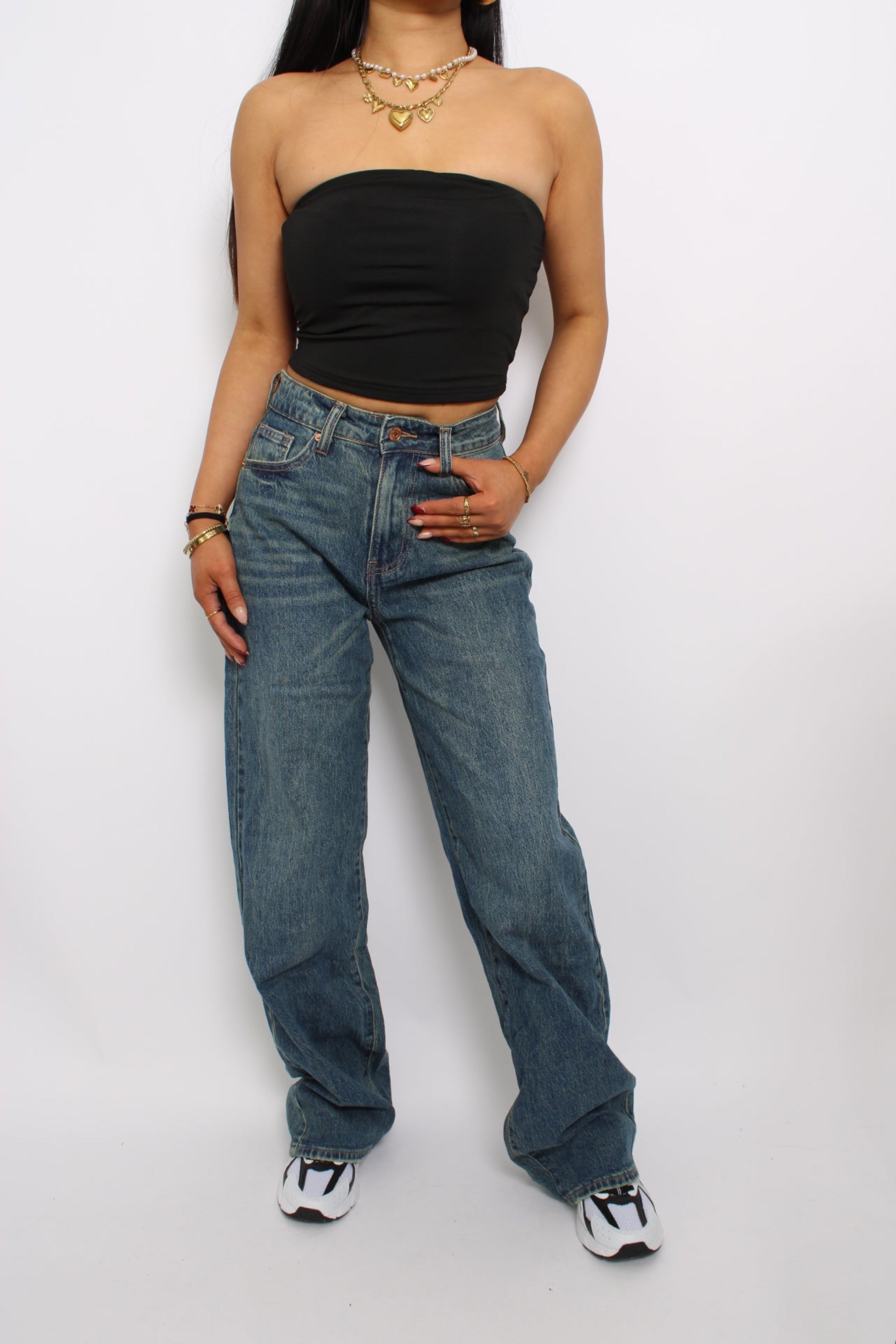 Donkere jeans met een wide leg pasvorm en een hoge taille. Gemaakt van stevige stof voor een comfortabele fit en een moderne, relaxte uitstraling.