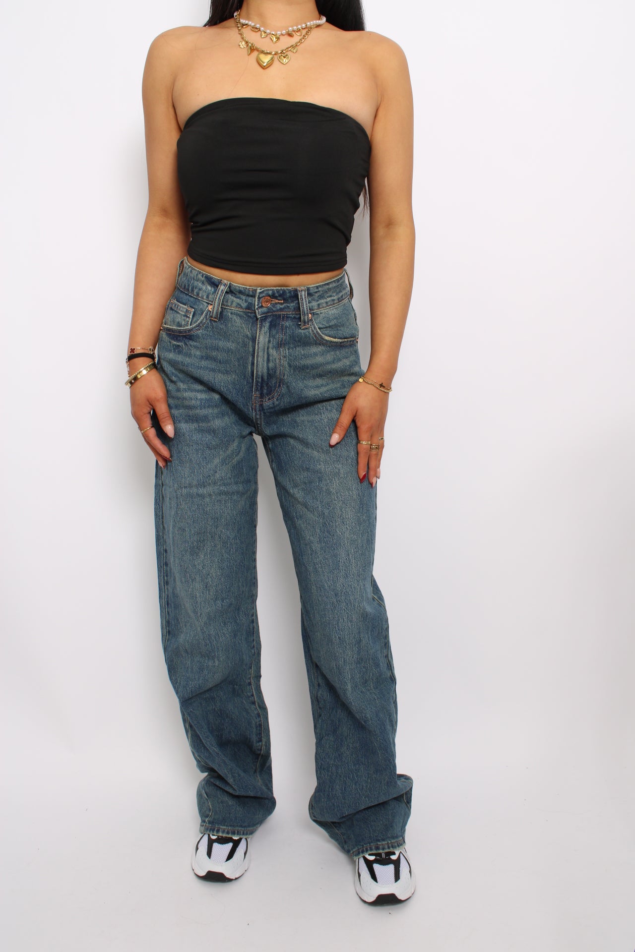 Donkere jeans met een wide leg pasvorm en een hoge taille. Gemaakt van stevige stof voor een comfortabele fit en een moderne, relaxte uitstraling.