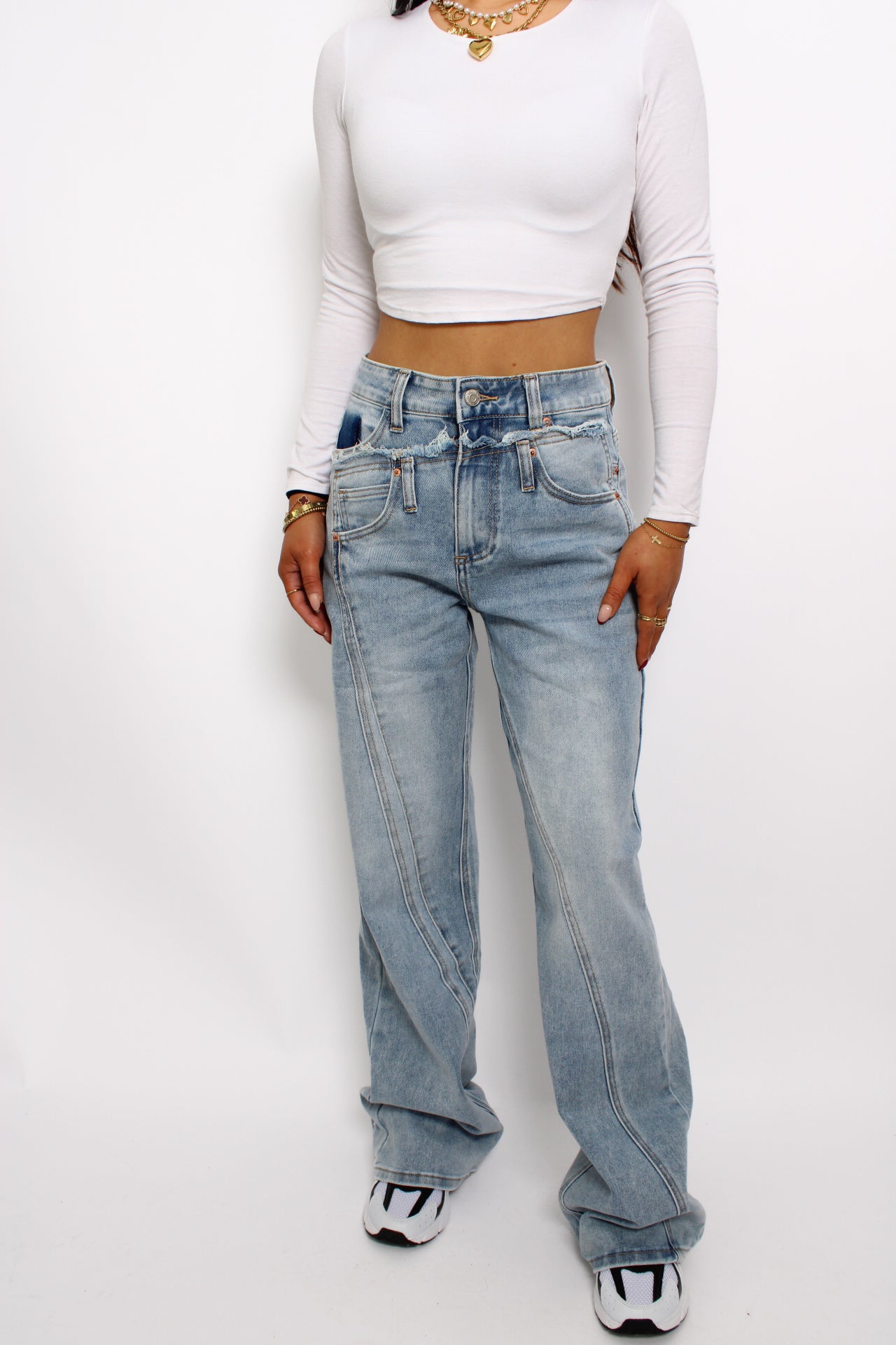 Jeans met een dubbele jeans-look, waarbij de bovenkant lijkt op een broek met een tweede laag. Deze unieke stijl heeft een trendy, gelaagde uitstraling en biedt een comfortabele pasvorm.