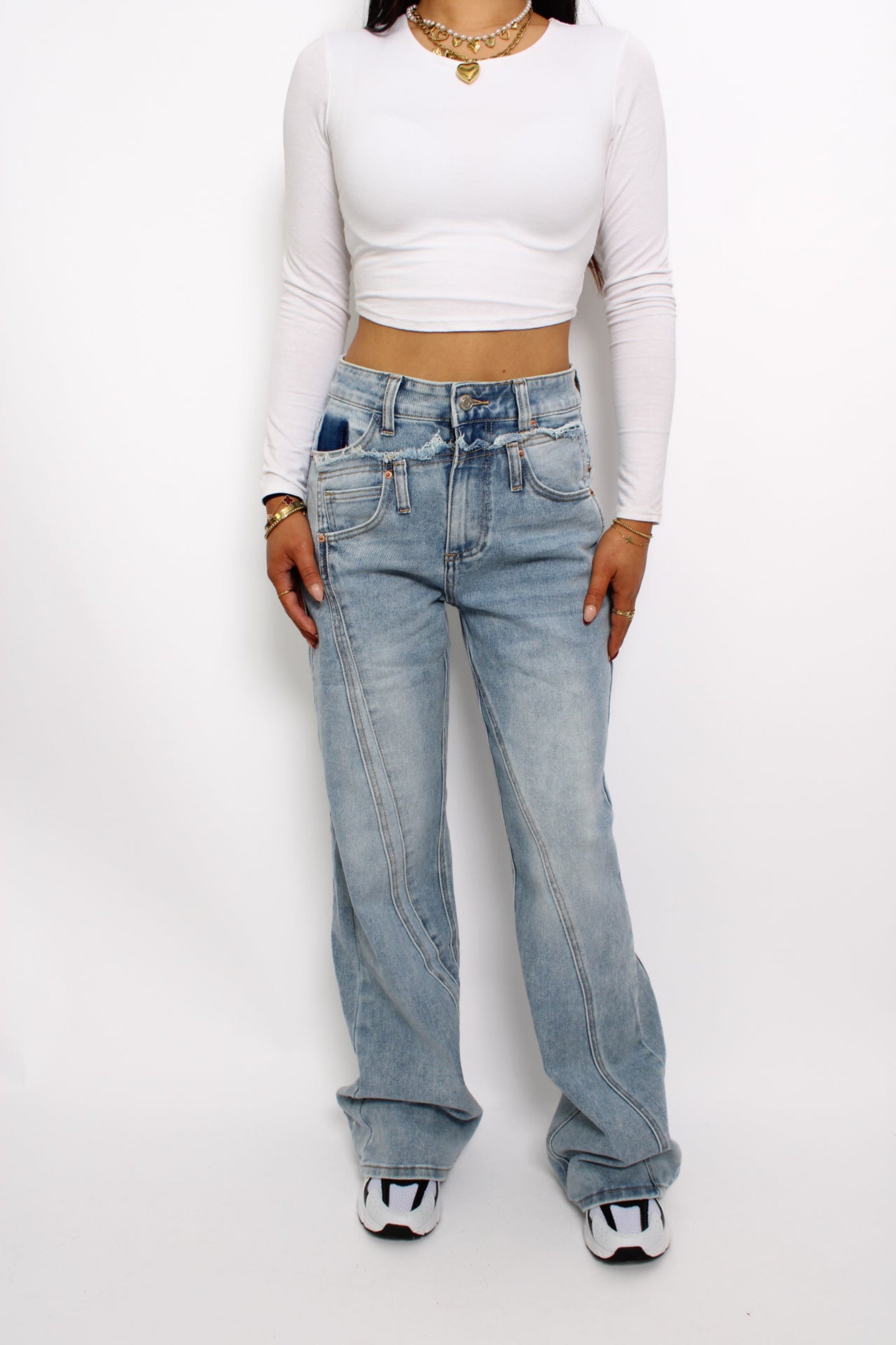 Jeans met een dubbele jeans-look, waarbij de bovenkant lijkt op een broek met een tweede laag. Deze unieke stijl heeft een trendy, gelaagde uitstraling en biedt een comfortabele pasvorm.