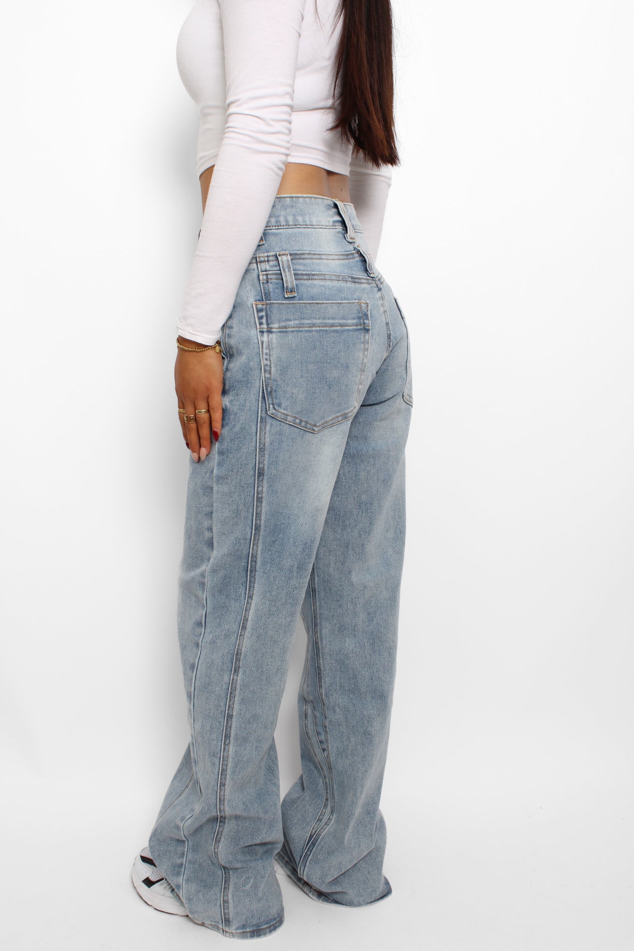 Jeans met een dubbele jeans-look, waarbij de bovenkant lijkt op een broek met een tweede laag. Deze unieke stijl heeft een trendy, gelaagde uitstraling en biedt een comfortabele pasvorm.