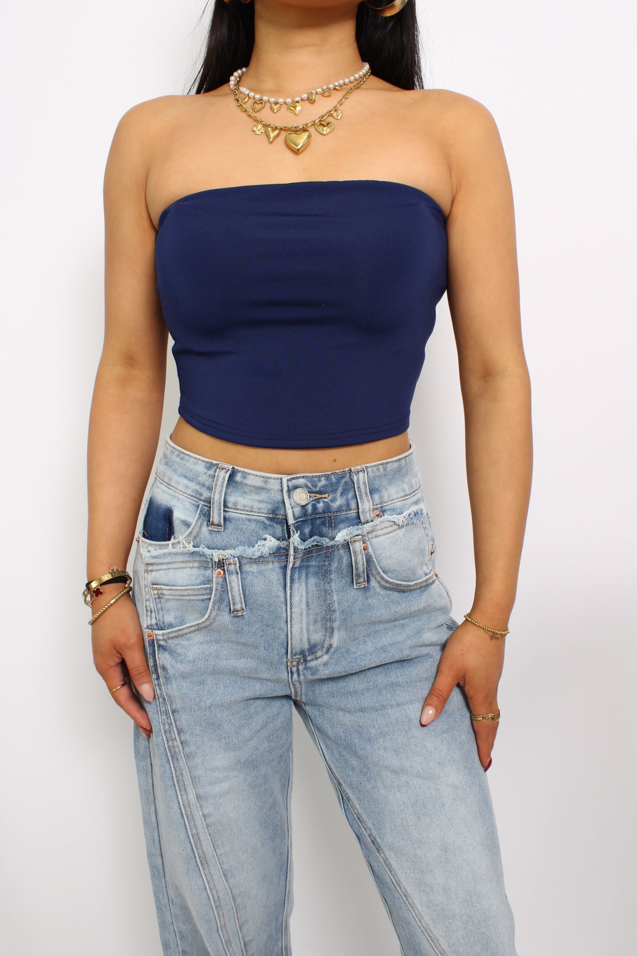 Een strapless tube top, gemaakt van elastische stof voor een comfortabele, nauwsluitende pasvorm. Het ontwerp heeft geen bandjes en valt net boven de taille voor een trendy en casual look.