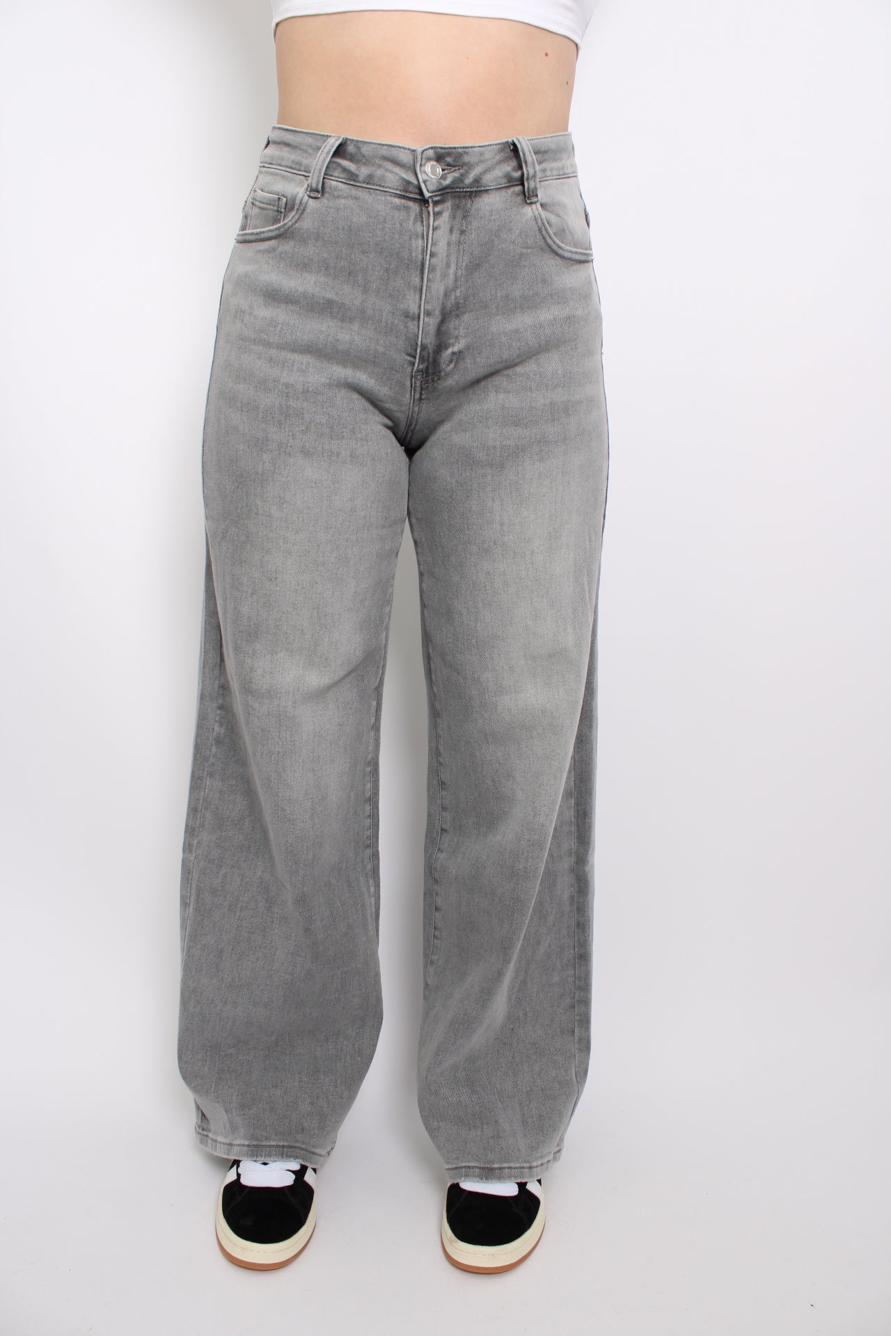 Plus-size lichtgrijze jeans met een comfortabele, goed passende snit. De jeans heeft een klassieke vijf-pocketstijl en een subtiele wassing, wat zorgt voor een casual, veelzijdige uitstraling. Het ontwerp biedt zowel stijl als comfort, perfect voor dagelijks gebruik.