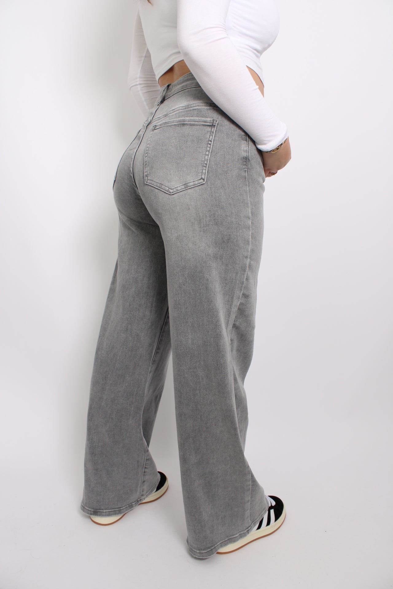 Plus-size lichtgrijze jeans met een comfortabele, goed passende snit. De jeans heeft een klassieke vijf-pocketstijl en een subtiele wassing, wat zorgt voor een casual, veelzijdige uitstraling. Het ontwerp biedt zowel stijl als comfort, perfect voor dagelijks gebruik.