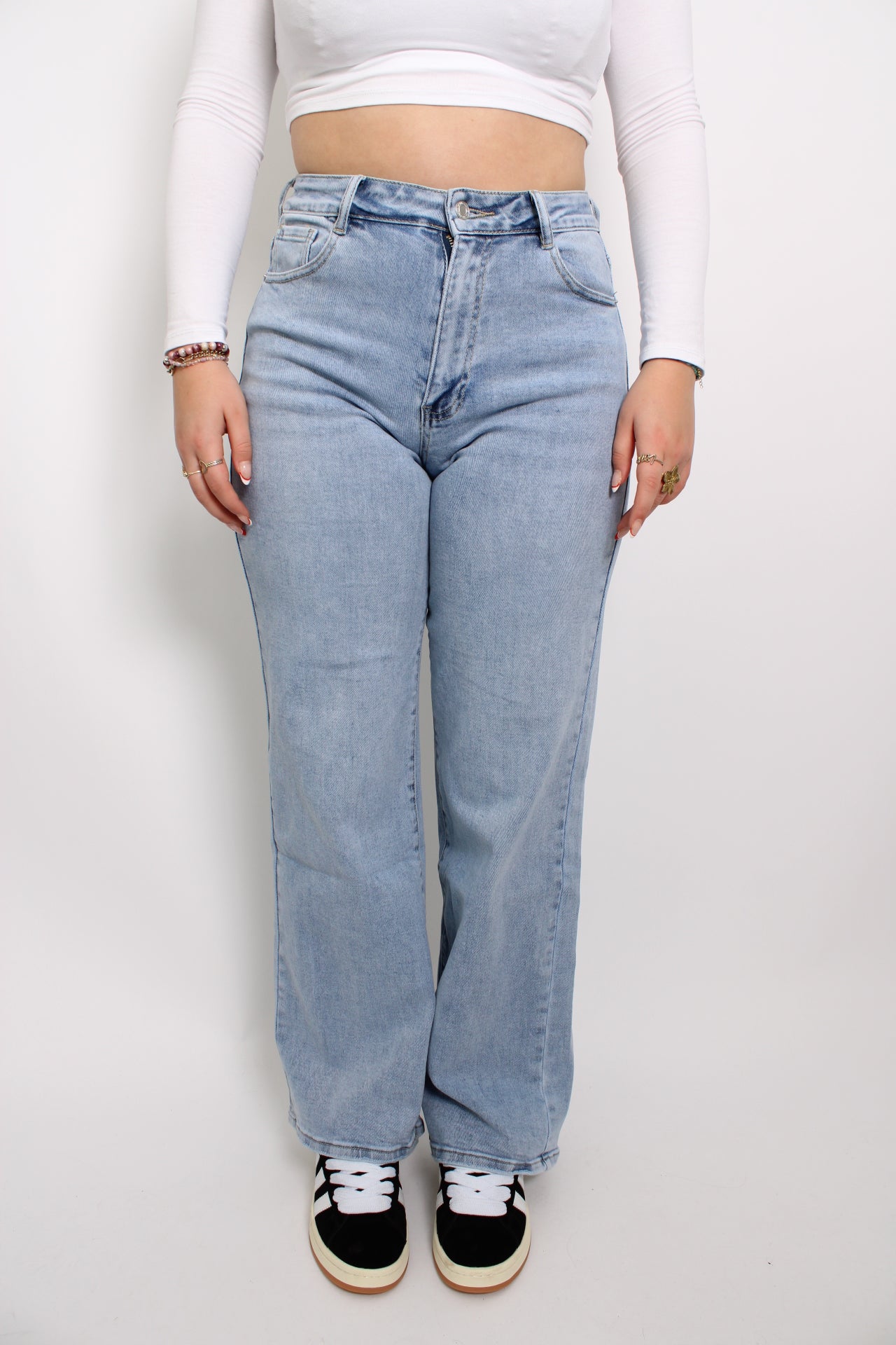 Plus-size jeans met een comfortabele, goed passende snit. De jeans heeft een klassieke vijf-pocketstijl en een subtiele wassing, wat zorgt voor een casual, veelzijdige uitstraling. Het ontwerp biedt zowel stijl als comfort, perfect voor dagelijks gebruik.