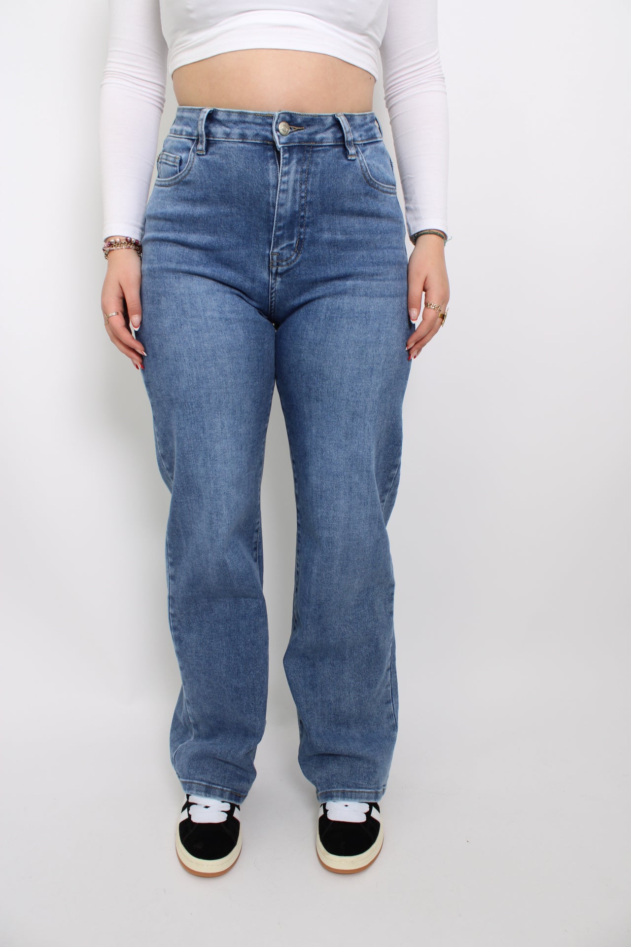 Plus-size donker denim jeans met een klassieke pasvorm en een subtiele wassing. De jeans heeft een comfortabele taille en rechte pijpen, waardoor het een tijdloze en veelzijdige keuze is voor verschillende outfits. Het stevige denim biedt zowel steun als stijl voor een flatterende look.