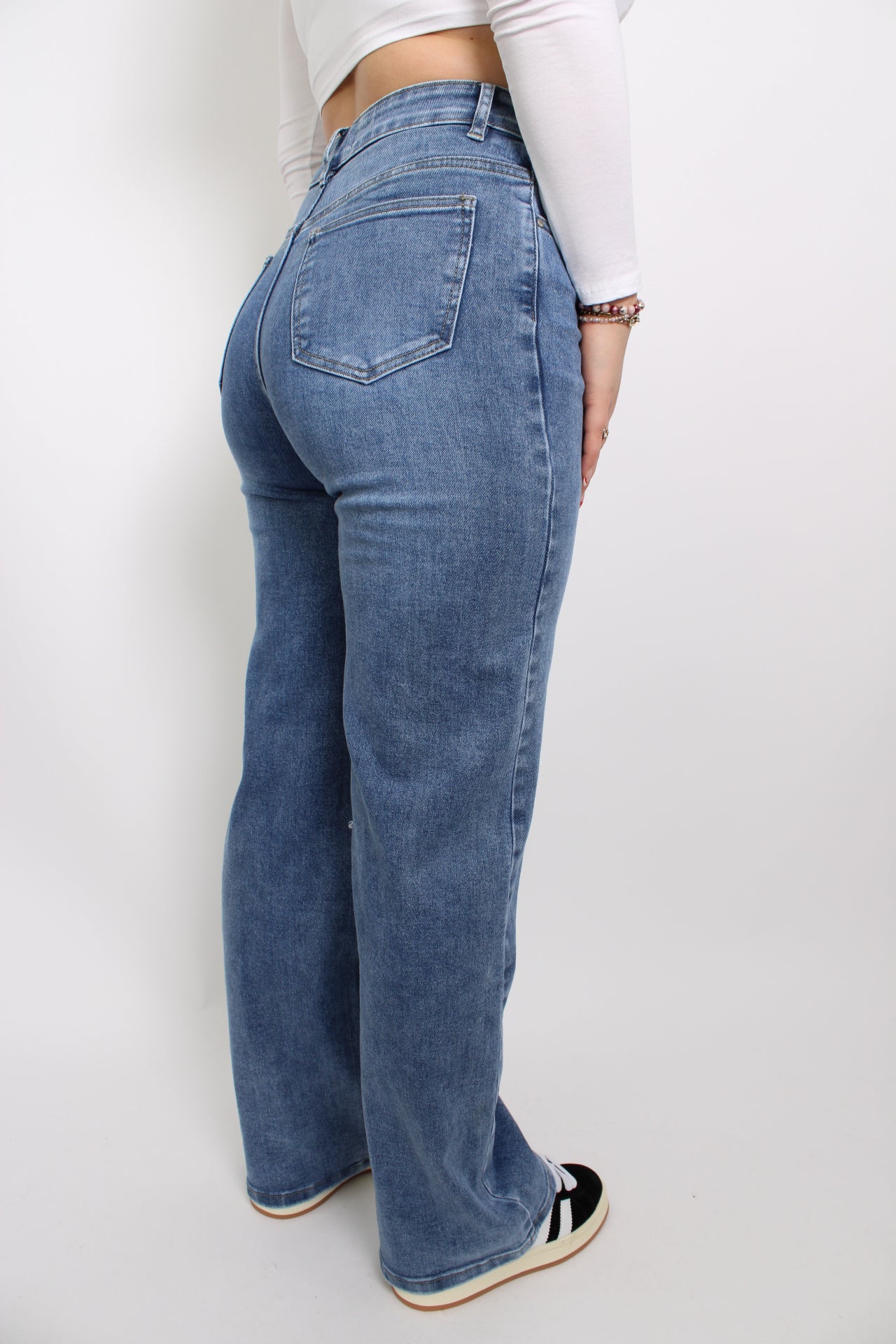 Plus-size donker denim jeans met een klassieke pasvorm en een subtiele wassing. De jeans heeft een comfortabele taille en rechte pijpen, waardoor het een tijdloze en veelzijdige keuze is voor verschillende outfits. Het stevige denim biedt zowel steun als stijl voor een flatterende look.