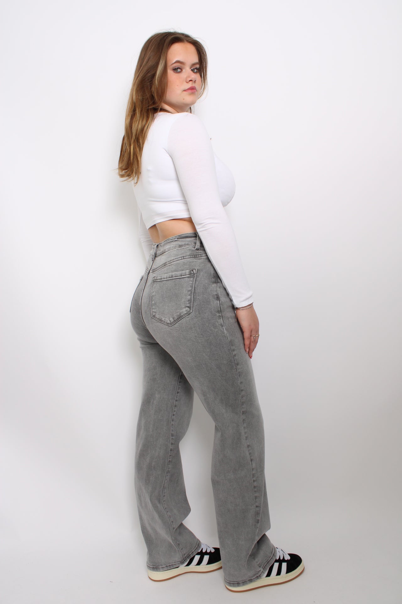 Plus-size lichtgrijze jeans met een frisse, eigentijdse uitstraling. De jeans heeft een flatterende, rechte pasvorm en een subtiele, gewassen look. Het rekbare materiaal biedt zowel comfort als stijl, perfect voor een casual dagoutfit.
