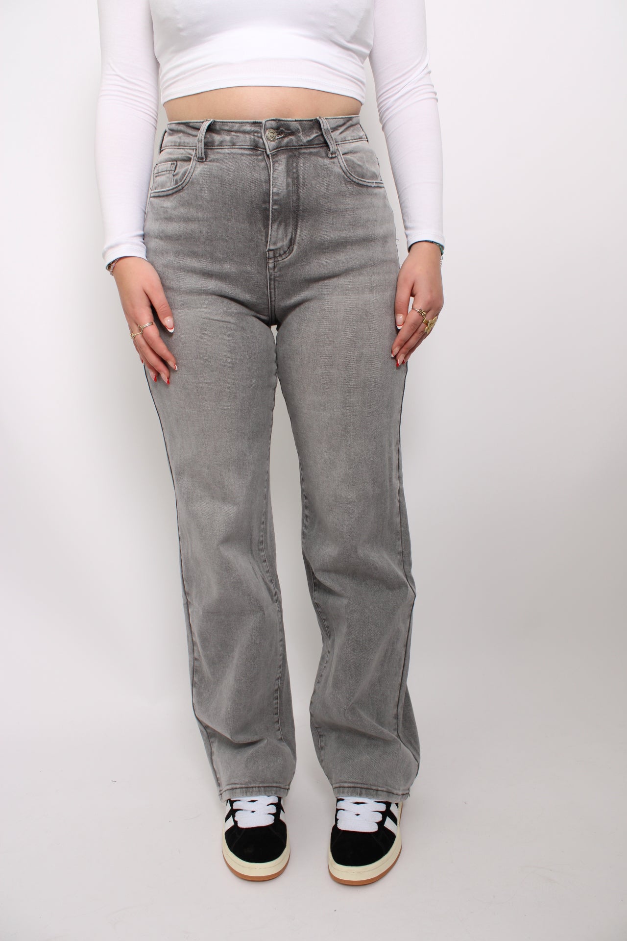 Plus-size lichtgrijze jeans met een frisse, eigentijdse uitstraling. De jeans heeft een flatterende, rechte pasvorm en een subtiele, gewassen look. Het rekbare materiaal biedt zowel comfort als stijl, perfect voor een casual dagoutfit.