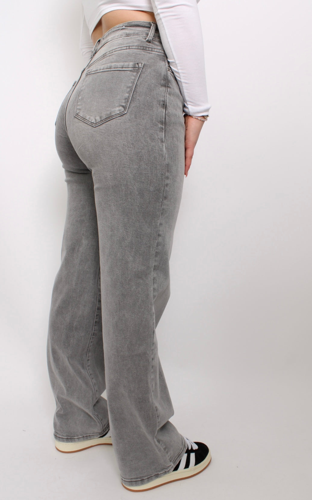 Plus-size lichtgrijze jeans met een frisse, eigentijdse uitstraling. De jeans heeft een flatterende, rechte pasvorm en een subtiele, gewassen look. Het rekbare materiaal biedt zowel comfort als stijl, perfect voor een casual dagoutfit.