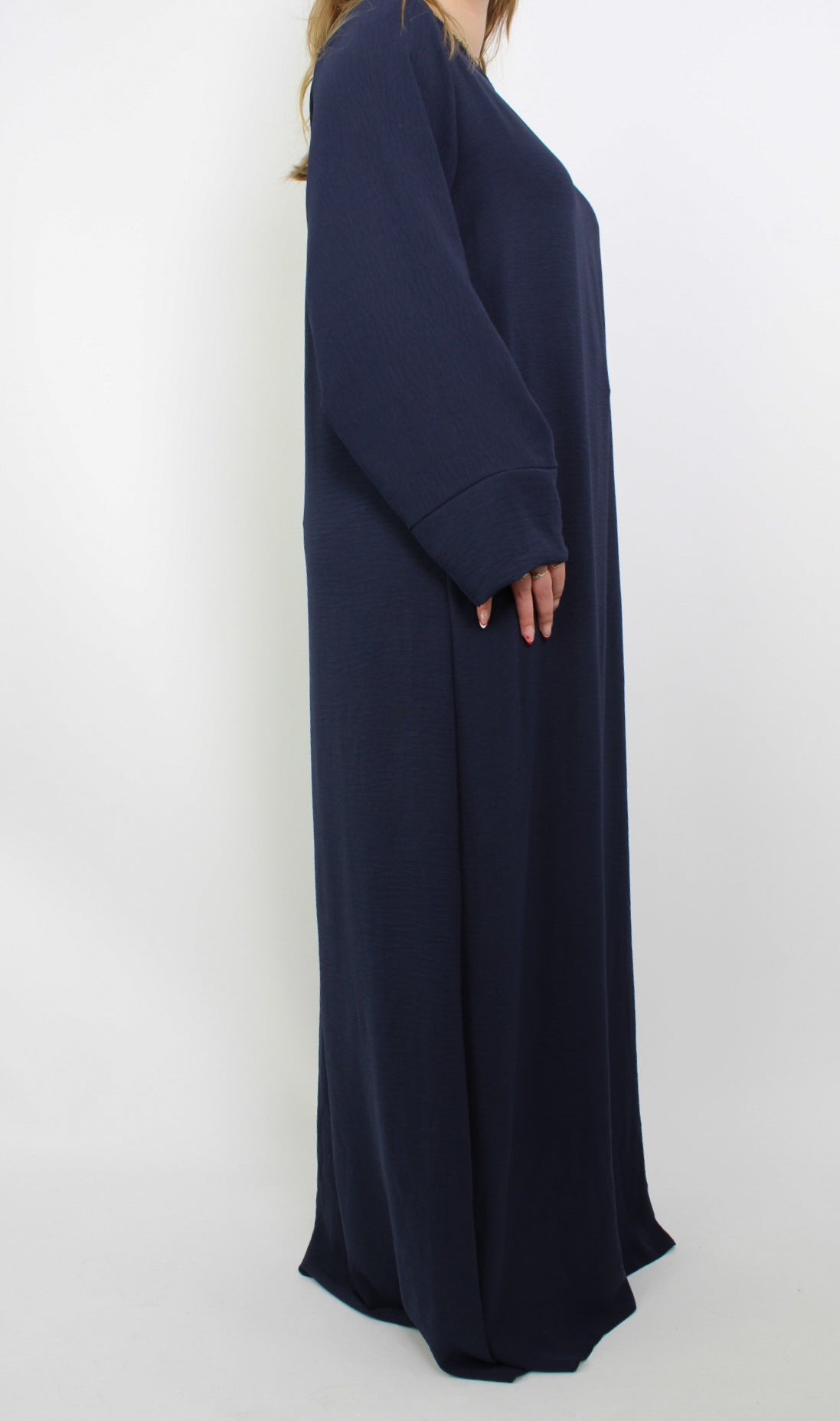 Hijabproof abaya jurk in een klassieke, elegante stijl. De jurk heeft een lange, vloeiende pasvorm met lange mouwen en een rechte snit, die zorgt voor een verfijnde uitstraling. Het lichte, ademende materiaal biedt zowel comfort als volledige dekking, perfect voor een modest look.