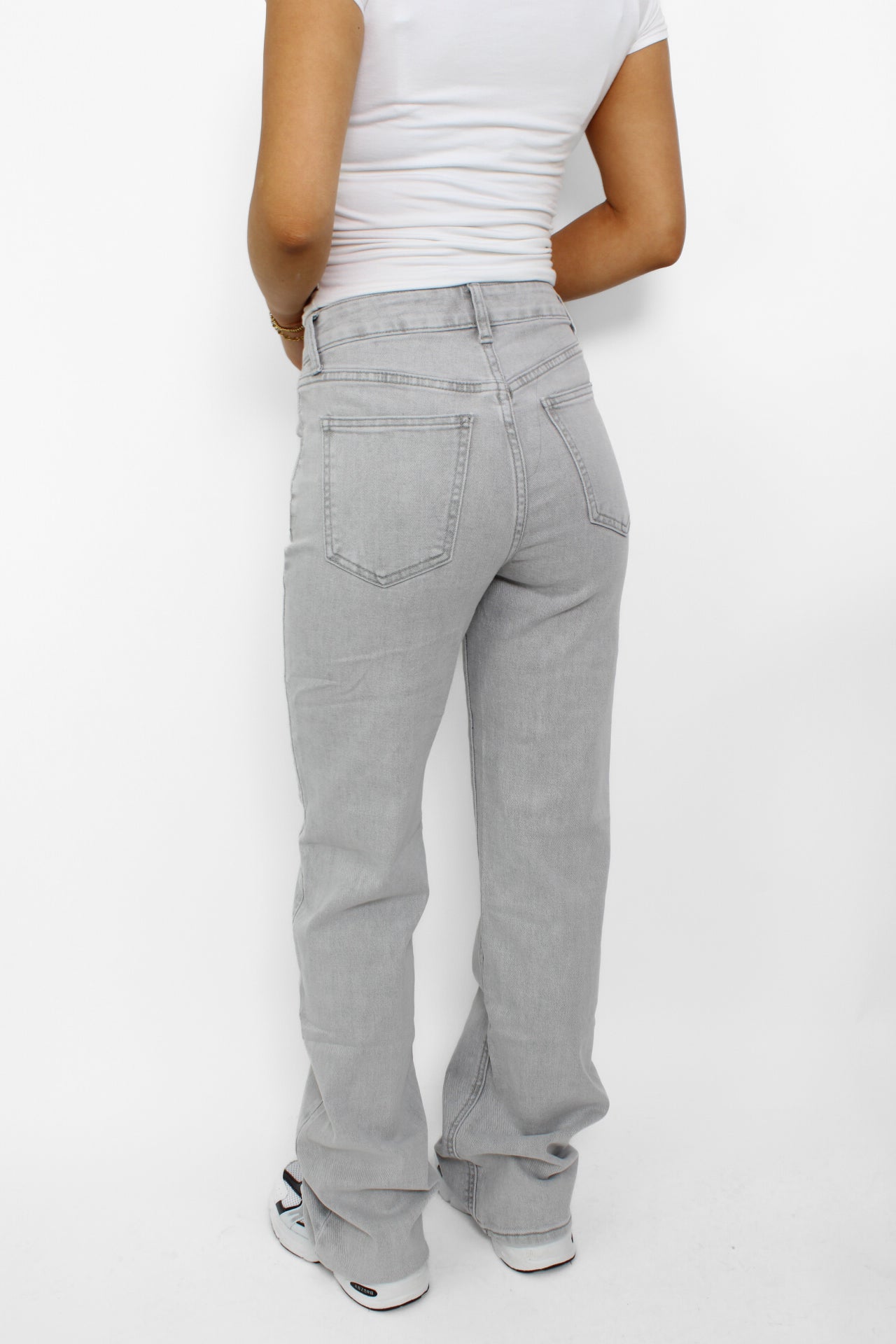 Mid-waist lichtgrijze wide leg jeans met een losse pasvorm en een comfortabele taille, ideaal voor een casual en modieuze look.