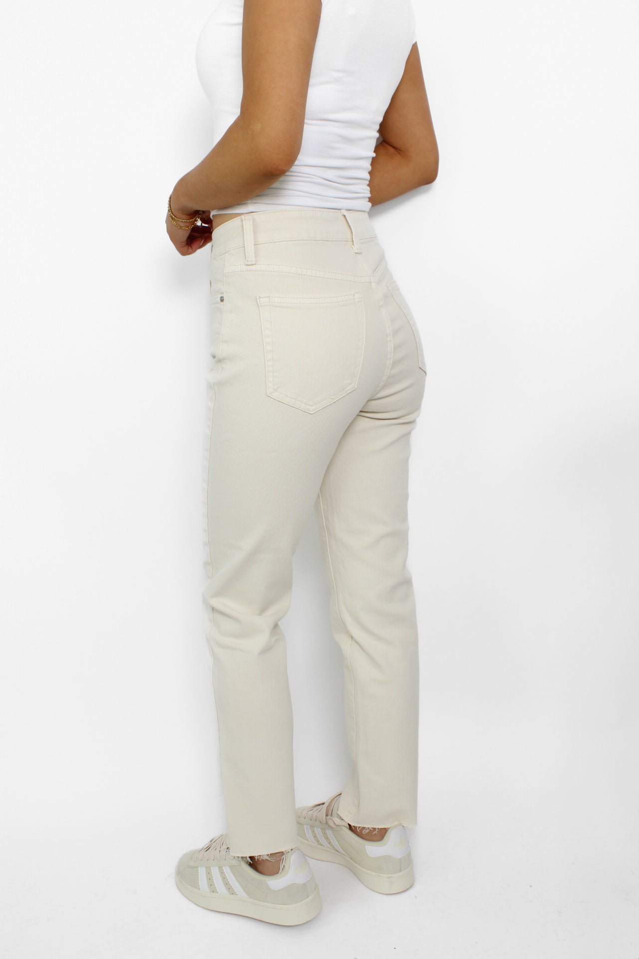 Petite beige spijkerbroek, mom fit pasvorm, ideaal voor kleinere vrouwen