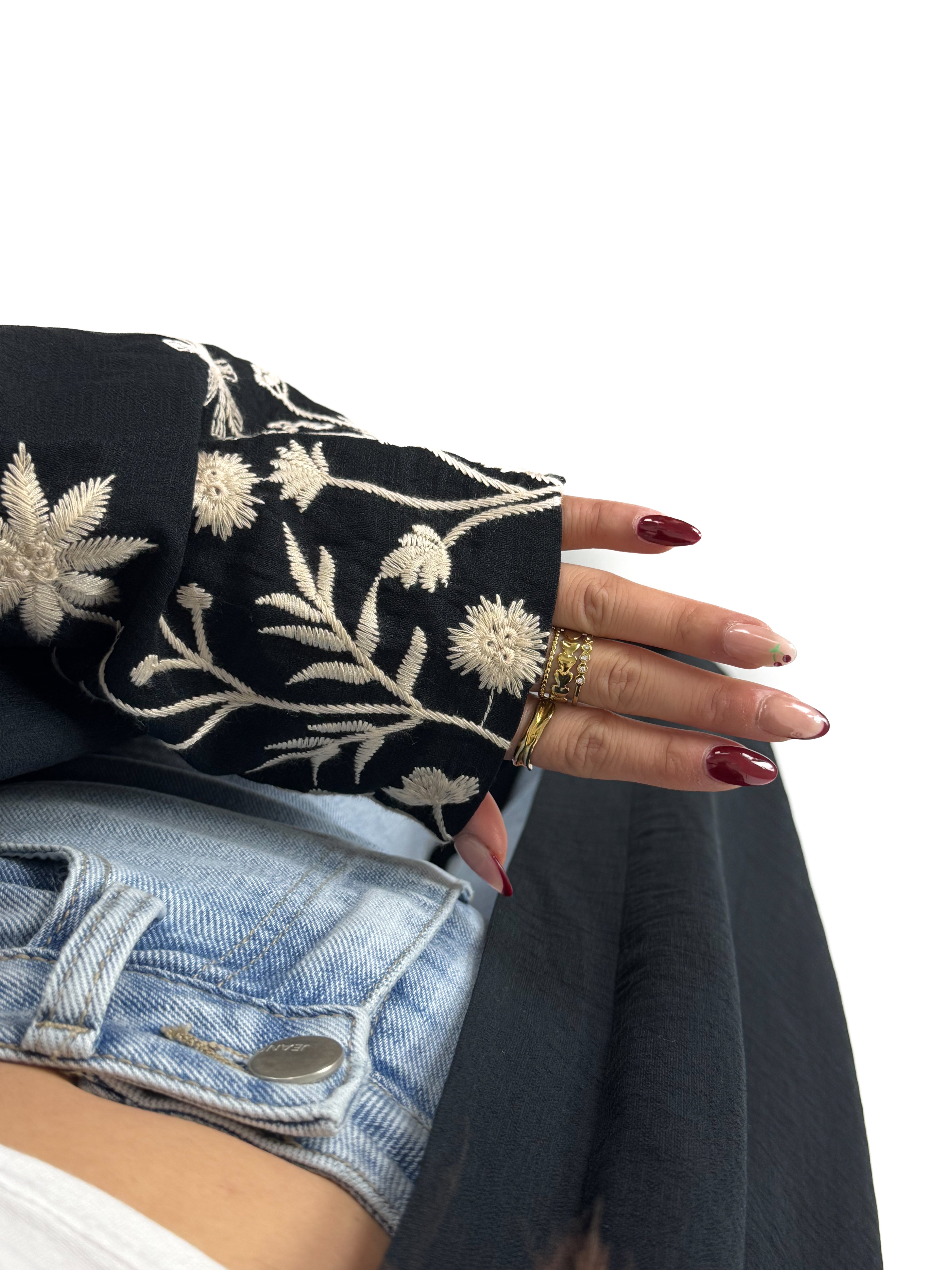 Traditionele kimono met bloemenmotief, voorzien van brede mouwen en een riem in de taille, gemaakt van een lichte, zijdeachtige stof.