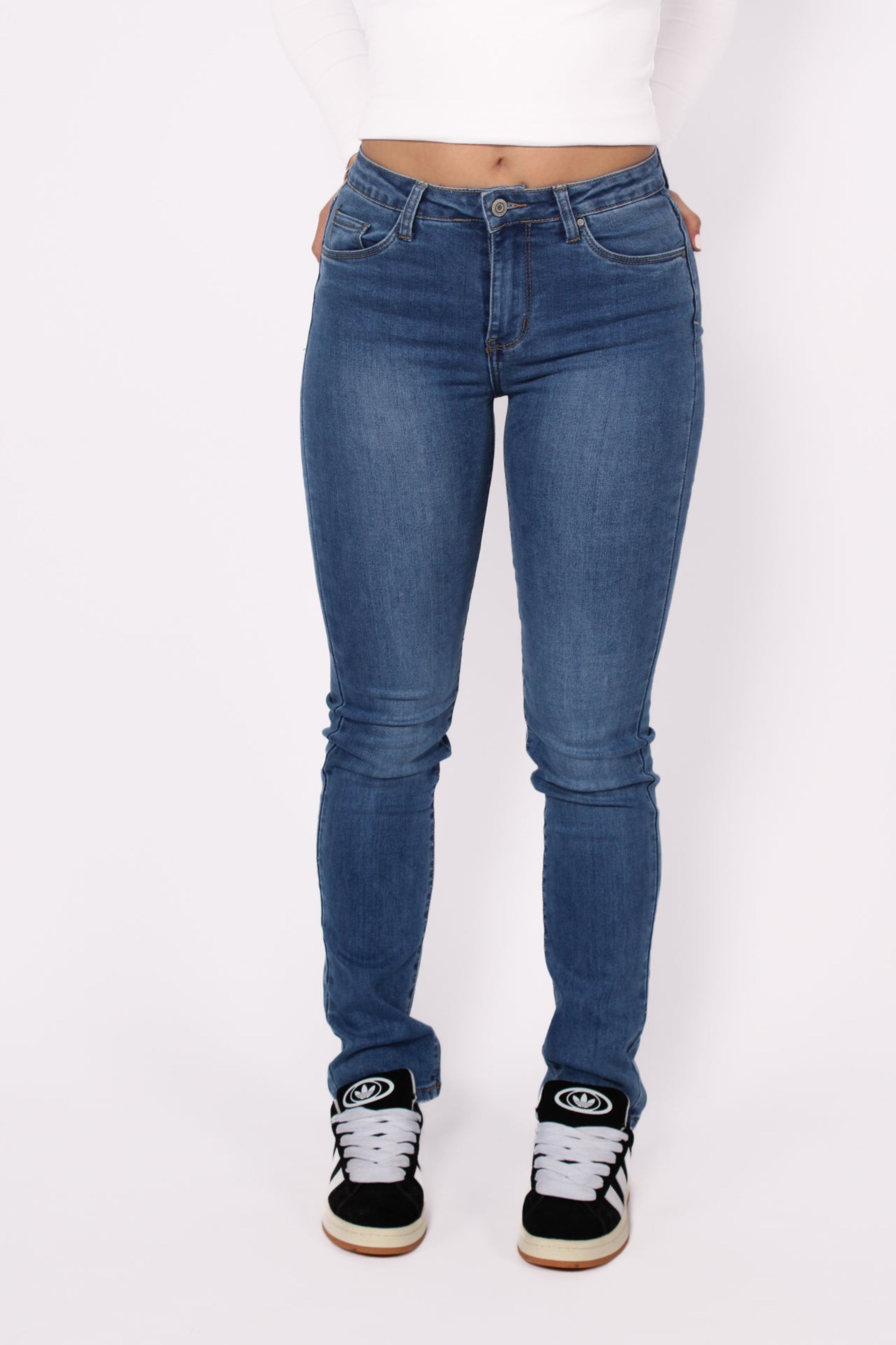 STRAIGHT LEG JEANS 209 - MID DENIM
