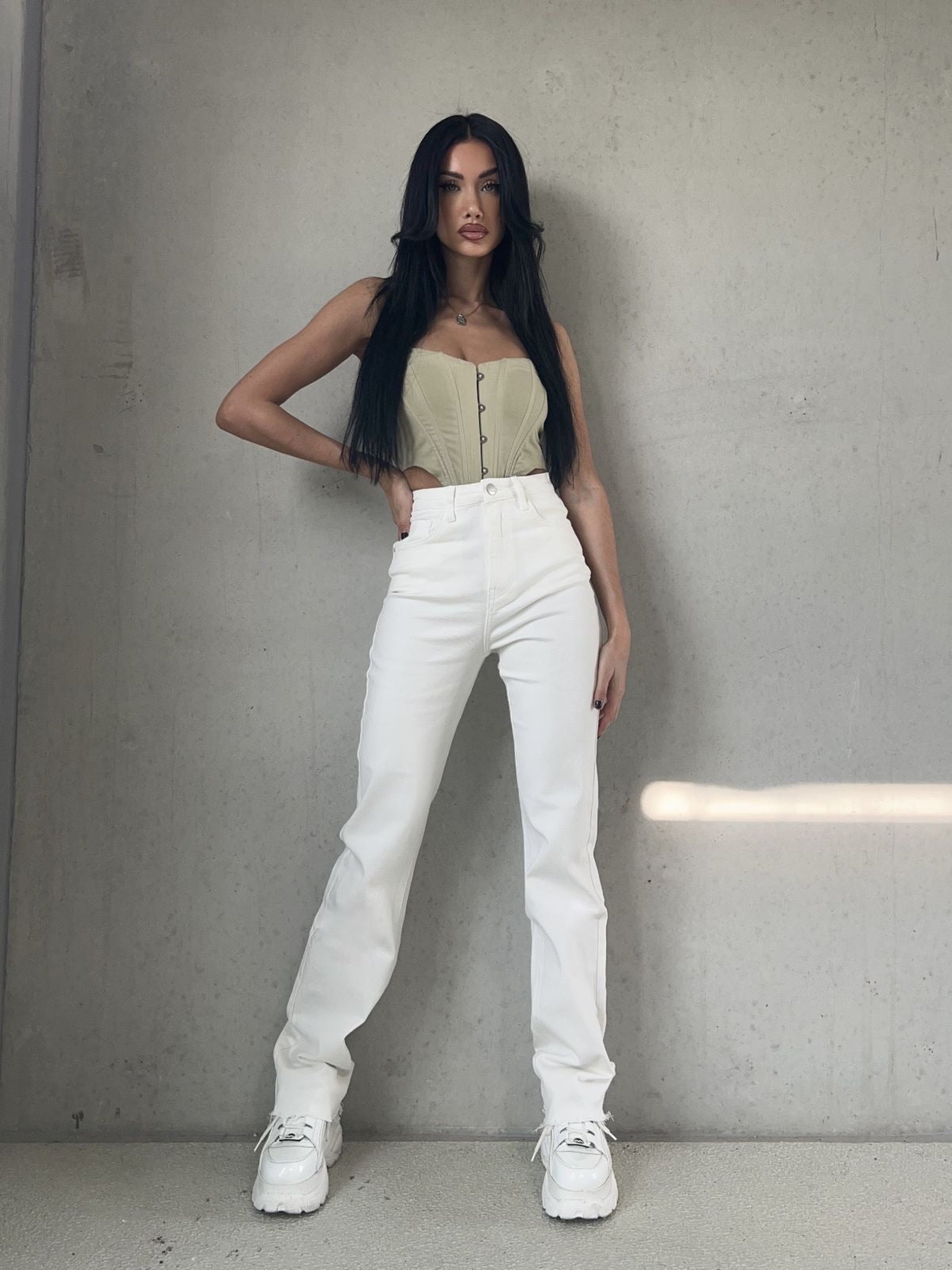 high waist straight leg witte tall jeans, ontworpen voor extra lange dames, met een rechte pasvorm voor een slanke en moderne look