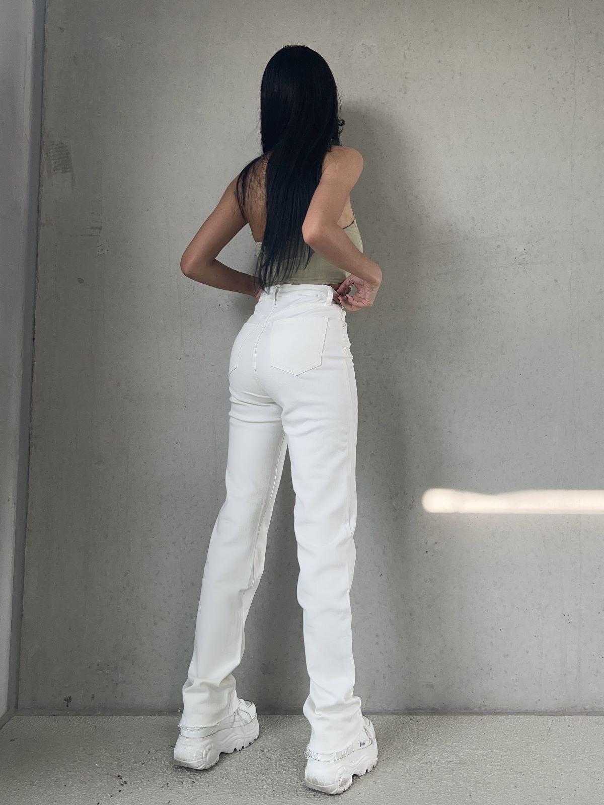 high waist straight leg witte tall jeans, ontworpen voor extra lange dames, met een rechte pasvorm voor een slanke en moderne look