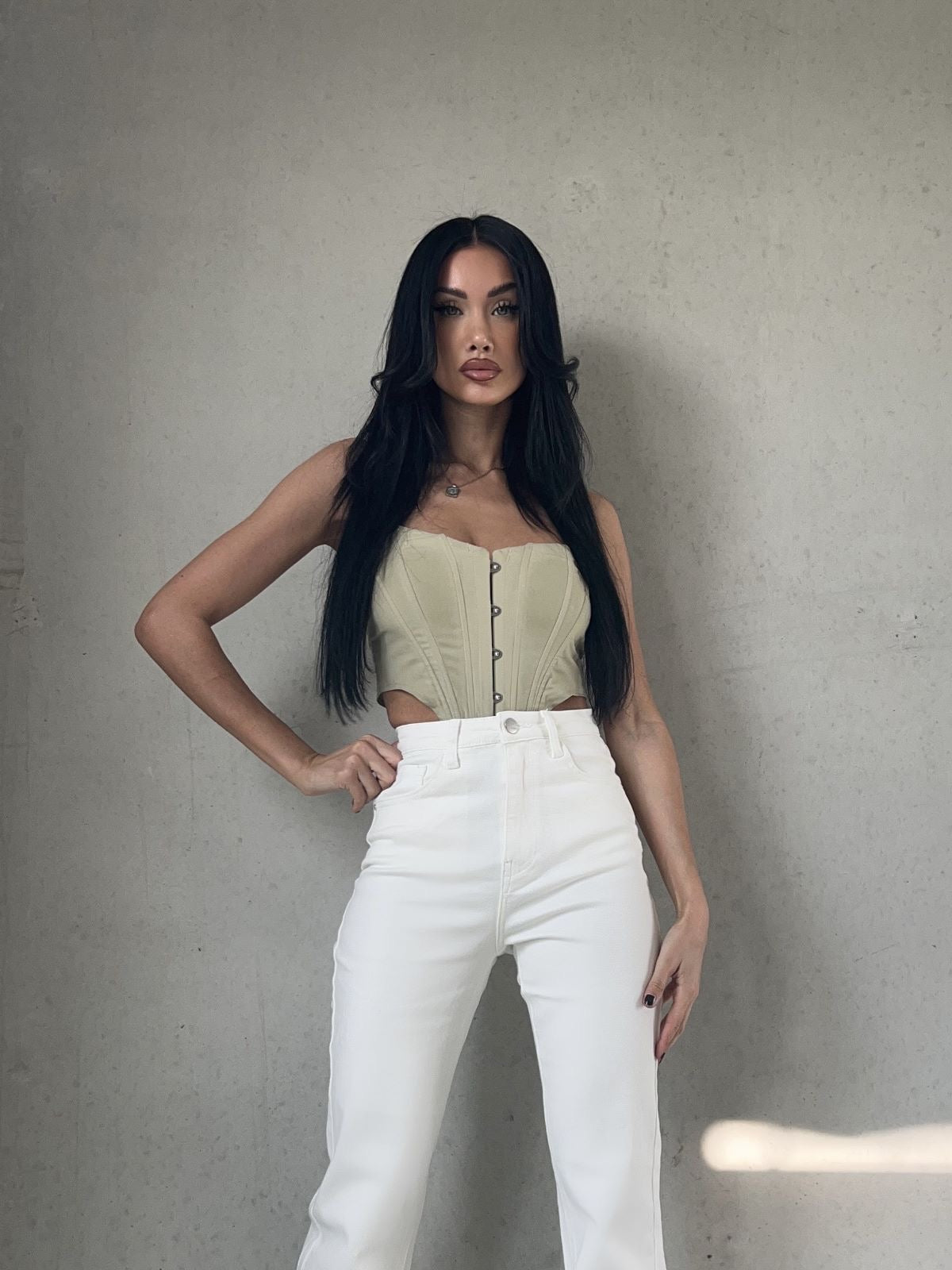 high waist straight leg witte tall jeans, ontworpen voor extra lange dames, met een rechte pasvorm voor een slanke en moderne look