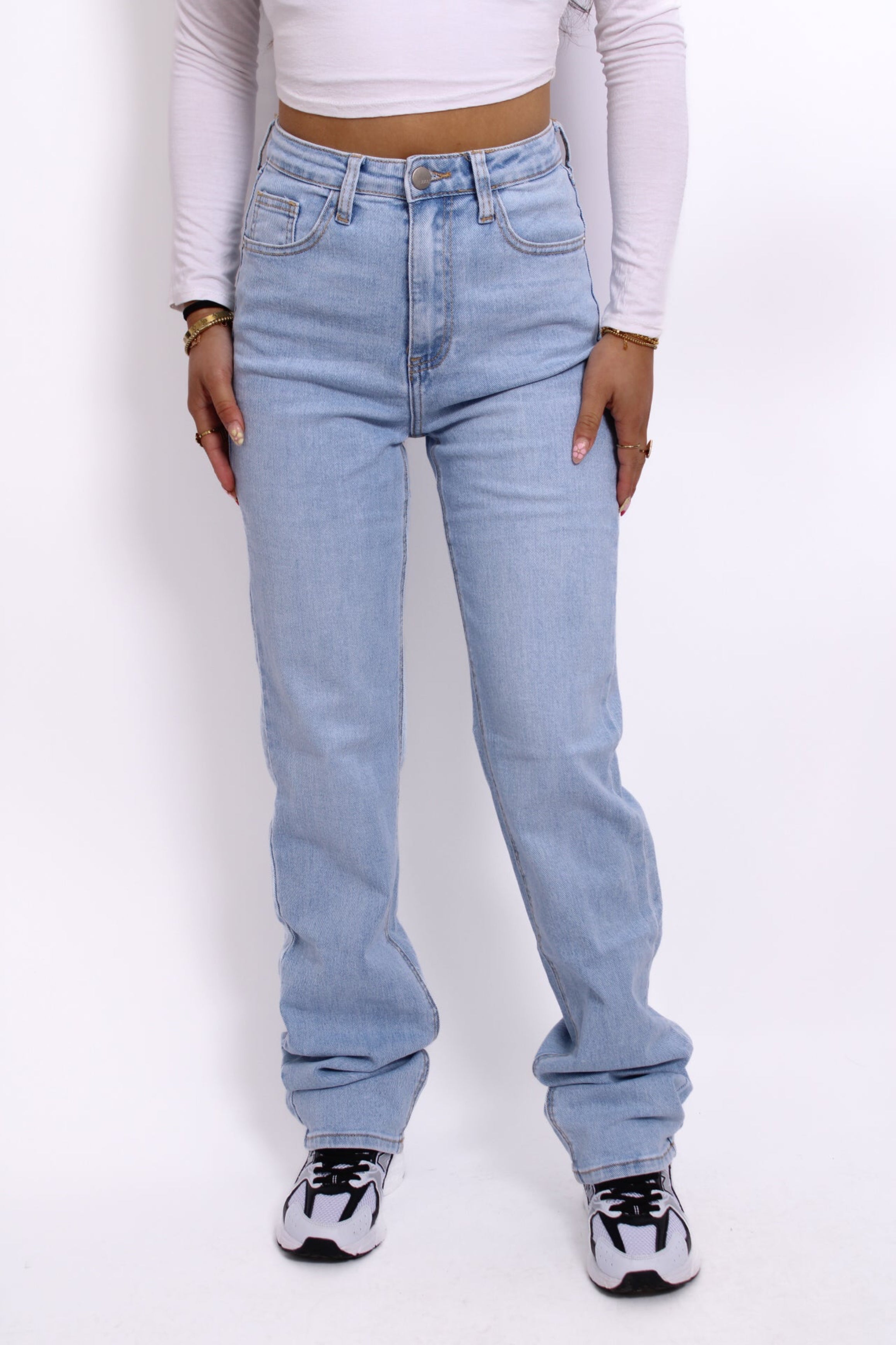 Blauwe denim spijkerjeans in extra tall maat, ontworpen voor lange meiden, met hoge taille en rechte pijpen voor een flatterende pasvorm.