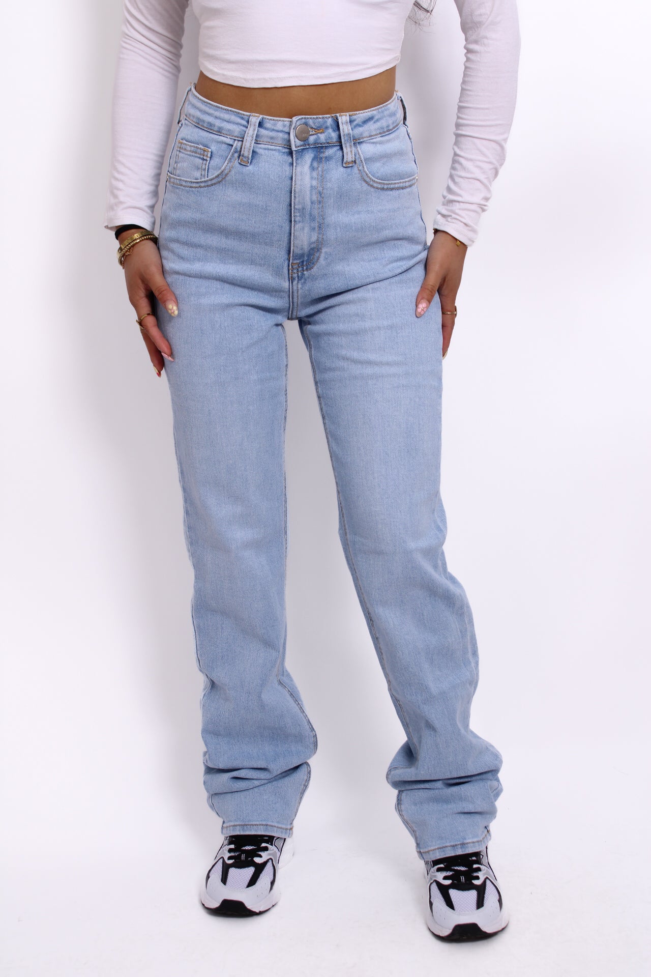 Blauwe denim spijkerjeans in extra tall maat, ontworpen voor lange meiden, met hoge taille en rechte pijpen voor een flatterende pasvorm.