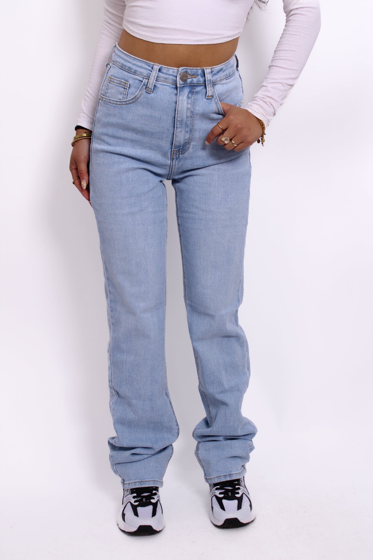 Blauwe denim spijkerjeans in extra tall maat, ontworpen voor lange meiden, met hoge taille en rechte pijpen voor een flatterende pasvorm.