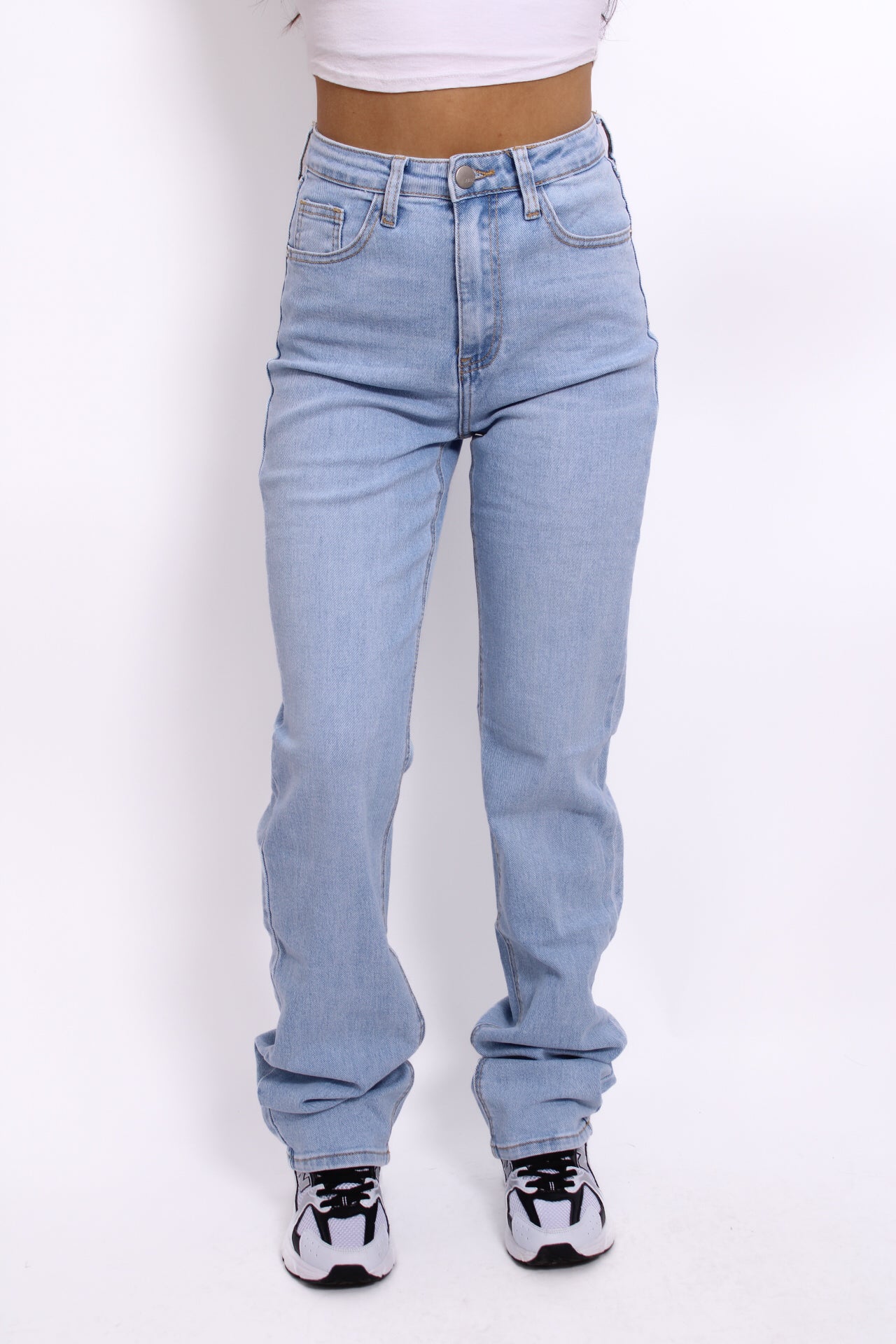Blauwe denim spijkerjeans in extra tall maat, ontworpen voor lange meiden, met hoge taille en rechte pijpen voor een flatterende pasvorm.