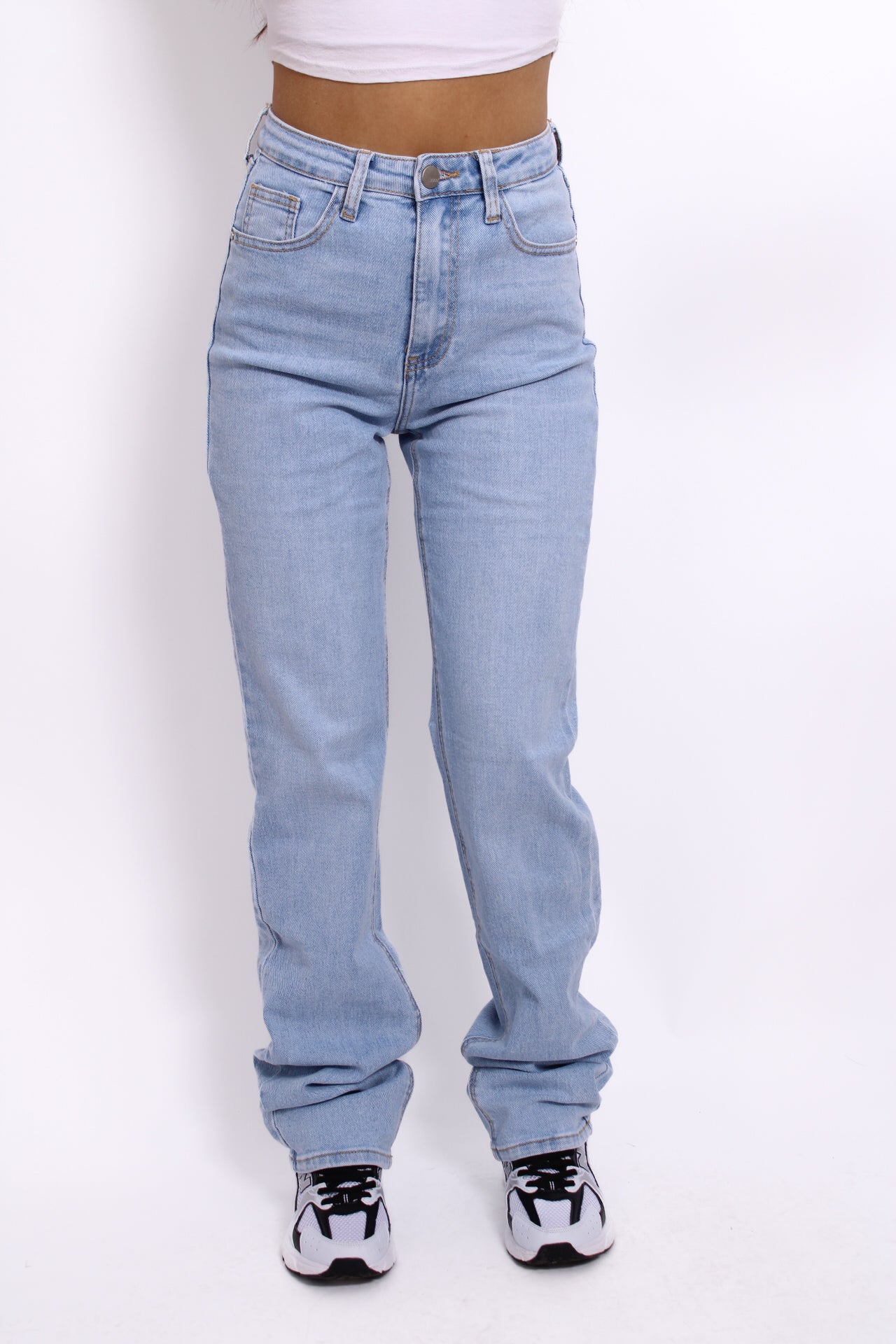 Blauwe denim spijkerjeans in extra tall maat, ontworpen voor lange meiden, met hoge taille en rechte pijpen voor een flatterende pasvorm.