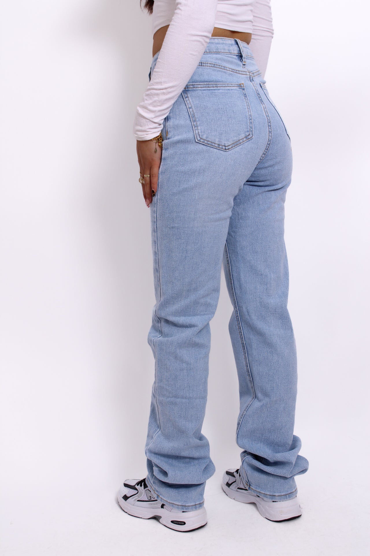 Blauwe denim spijkerjeans in extra tall maat, ontworpen voor lange meiden, met hoge taille en rechte pijpen voor een flatterende pasvorm.