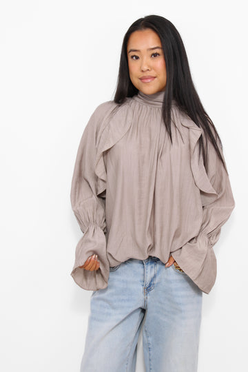FLOWY RUFFLE BLOUSE