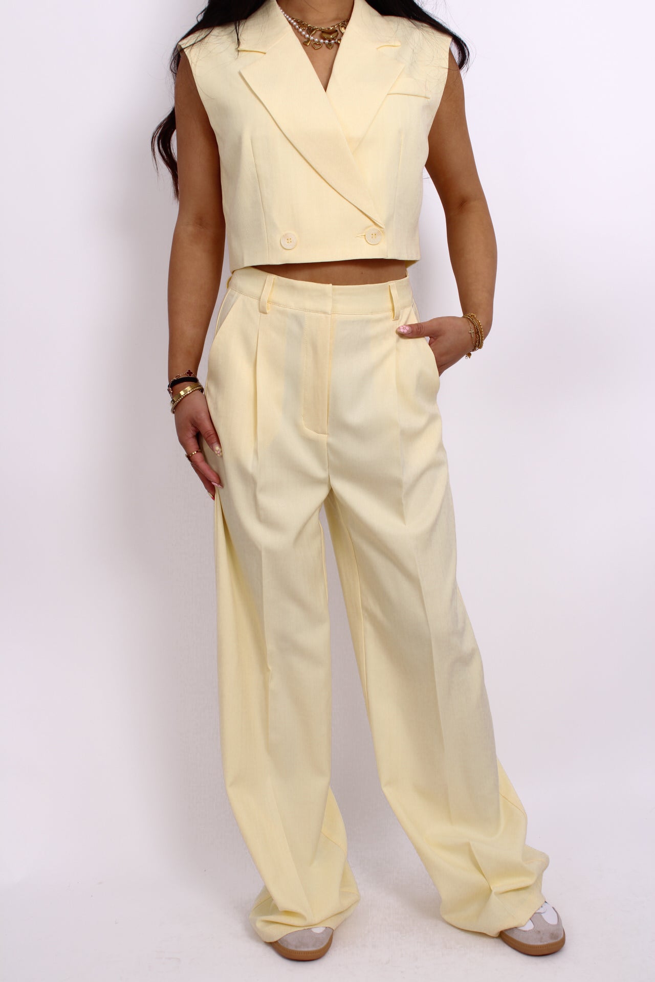 Pantalon in een zachte botergele kleur, met een hoge taille en rechte pijpen voor een elegante en comfortabele pasvorm.