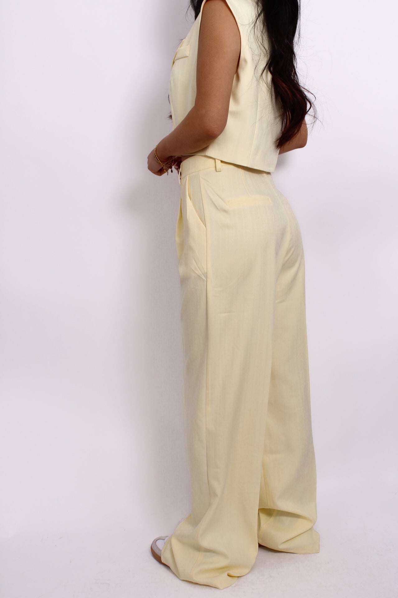 Pantalon in een zachte botergele kleur, met een hoge taille en rechte pijpen voor een elegante en comfortabele pasvorm.