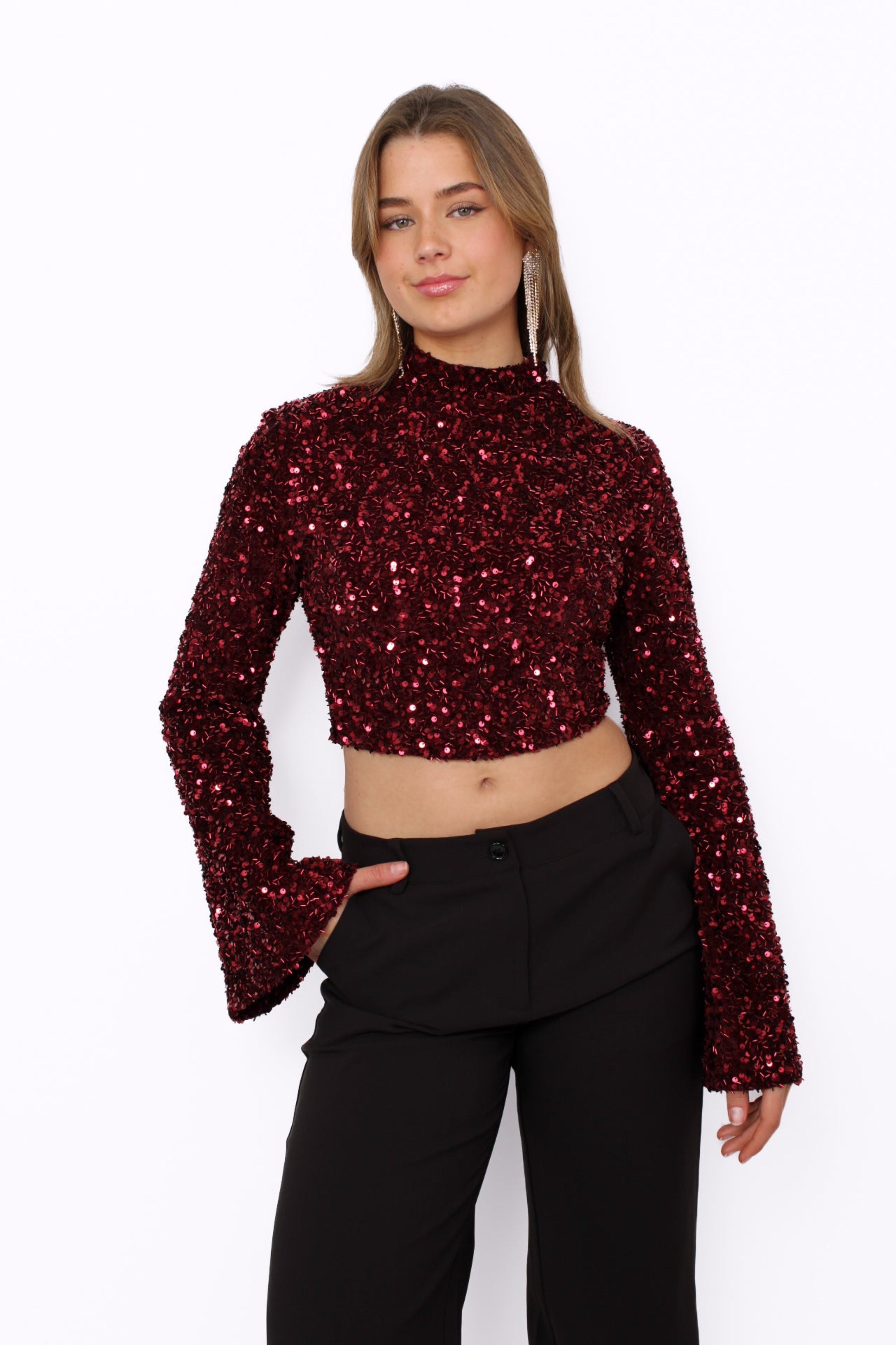 Cropped bordeaux pailletten top met flare mouwen en rugrits