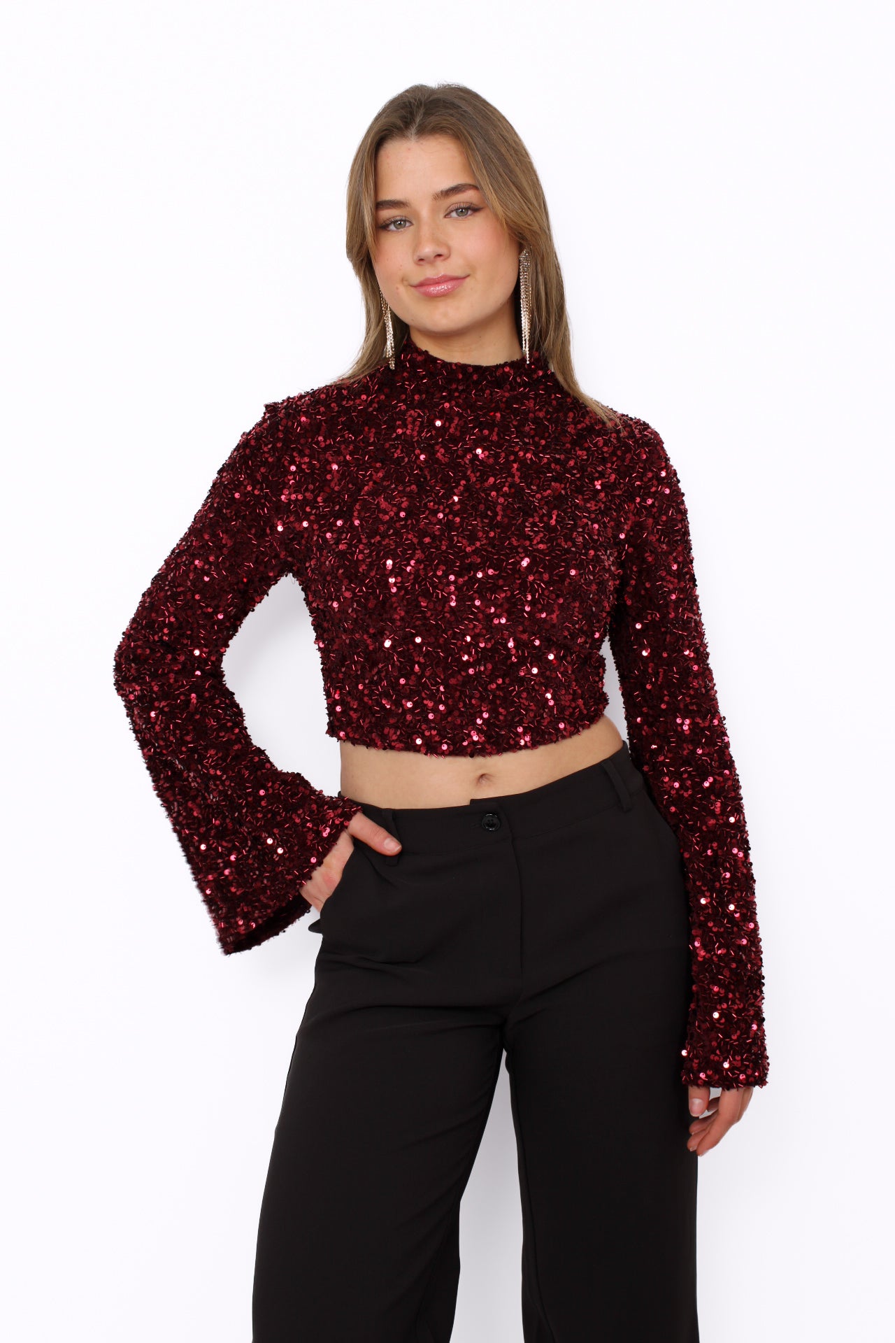 Cropped bordeaux pailletten top met flare mouwen en rugrits