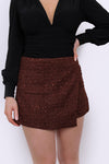 Deze bruine broek rok combineert het elegante silhouet van een rok met het comfort van een broekje. De subtiele pailletten zorgen voor een speelse sparkle zonder dat het design te opvallend wordt. Dankzij de flatterende pasvorm is dit item perfect voor zowel casual chic als een avondje uit. Style deze skort met een satijnen blouse en laarsjes voor een effortless stijlvolle look.
