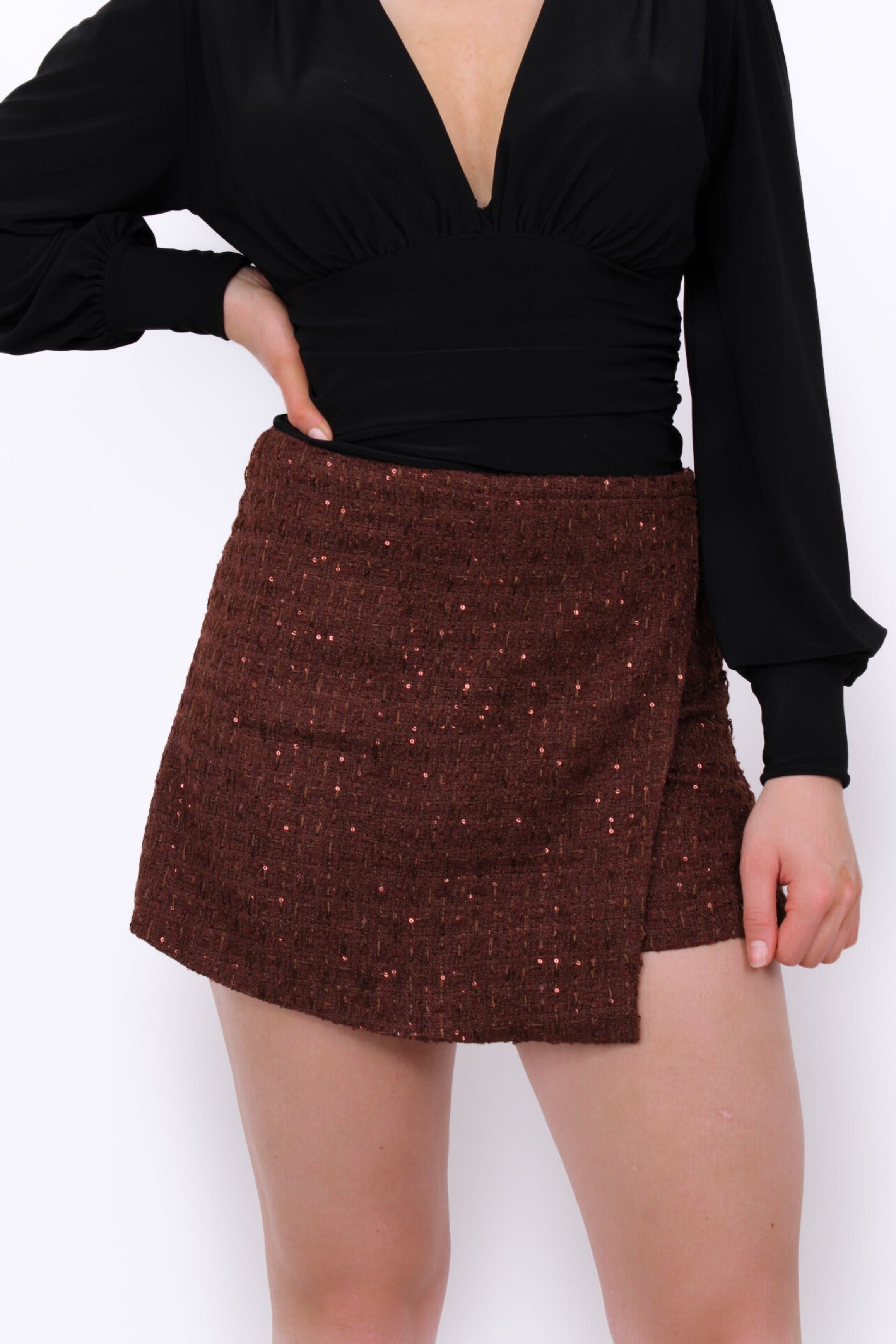 Deze bruine broek rok combineert het elegante silhouet van een rok met het comfort van een broekje. De subtiele pailletten zorgen voor een speelse sparkle zonder dat het design te opvallend wordt. Dankzij de flatterende pasvorm is dit item perfect voor zowel casual chic als een avondje uit. Style deze skort met een satijnen blouse en laarsjes voor een effortless stijlvolle look.
