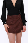 Deze bruine broek rok combineert het elegante silhouet van een rok met het comfort van een broekje. De subtiele pailletten zorgen voor een speelse sparkle zonder dat het design te opvallend wordt. Dankzij de flatterende pasvorm is dit item perfect voor zowel casual chic als een avondje uit. Style deze skort met een satijnen blouse en laarsjes voor een effortless stijlvolle look.
