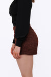 Deze bruine broek rok combineert het elegante silhouet van een rok met het comfort van een broekje. De subtiele pailletten zorgen voor een speelse sparkle zonder dat het design te opvallend wordt. Dankzij de flatterende pasvorm is dit item perfect voor zowel casual chic als een avondje uit. Style deze skort met een satijnen blouse en laarsjes voor een effortless stijlvolle look.
