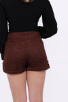 Deze bruine broek rok combineert het elegante silhouet van een rok met het comfort van een broekje. De subtiele pailletten zorgen voor een speelse sparkle zonder dat het design te opvallend wordt. Dankzij de flatterende pasvorm is dit item perfect voor zowel casual chic als een avondje uit. Style deze skort met een satijnen blouse en laarsjes voor een effortless stijlvolle look.
