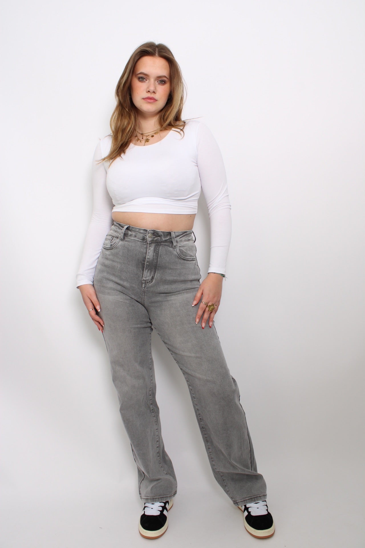 Plus-size lichtgrijze jeans met een frisse, eigentijdse uitstraling. De jeans heeft een flatterende, rechte pasvorm en een subtiele, gewassen look. Het rekbare materiaal biedt zowel comfort als stijl, perfect voor een casual dagoutfit.