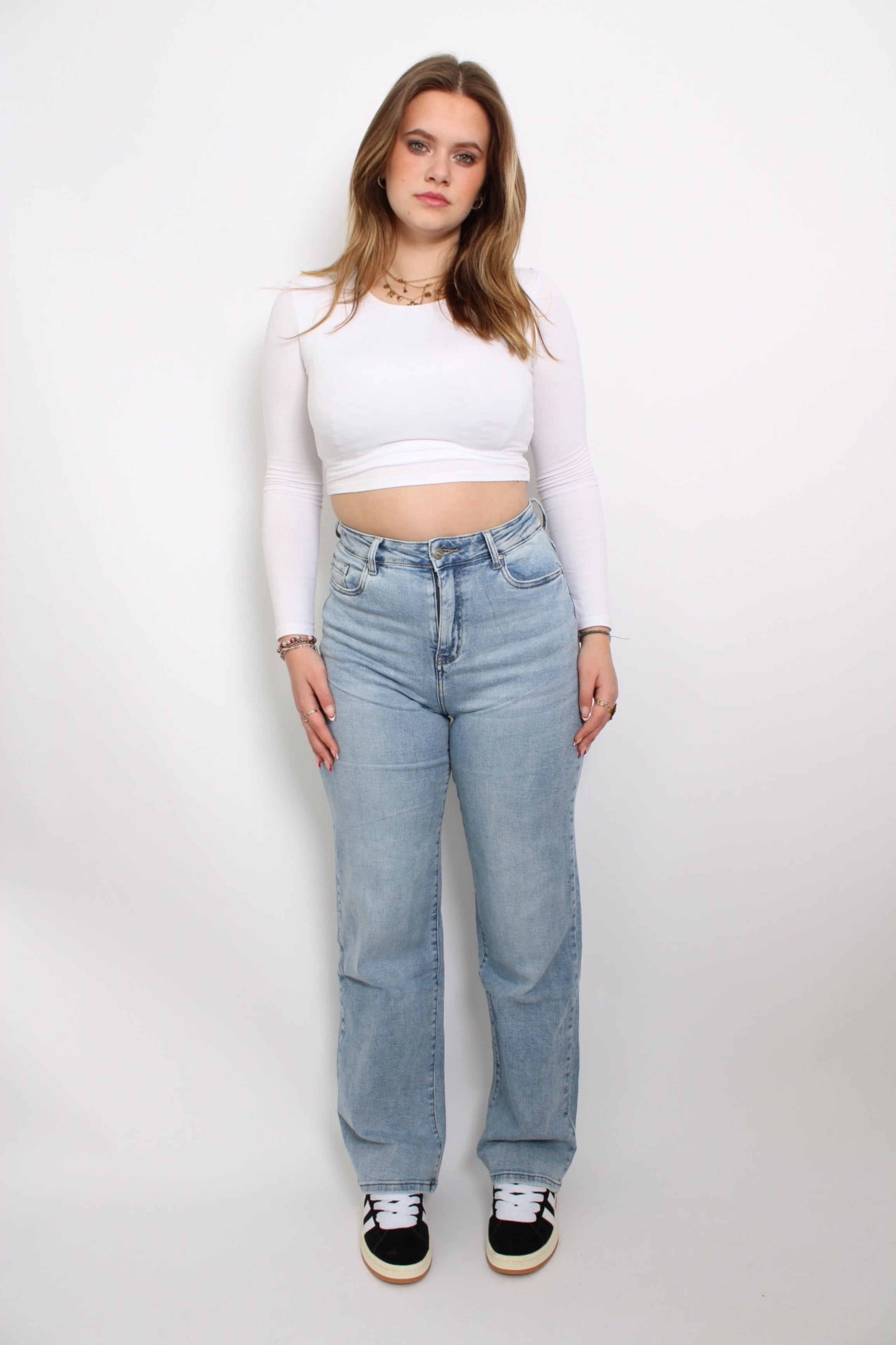 Plus-size jeans met een klassieke pasvorm en een medium wassing. De jeans heeft een comfortabele taille en rechte pijpen, waardoor het een veelzijdige keuze is voor dagelijks gebruik. Het duurzame, rekbare materiaal biedt zowel comfort als een flatterende pasvorm