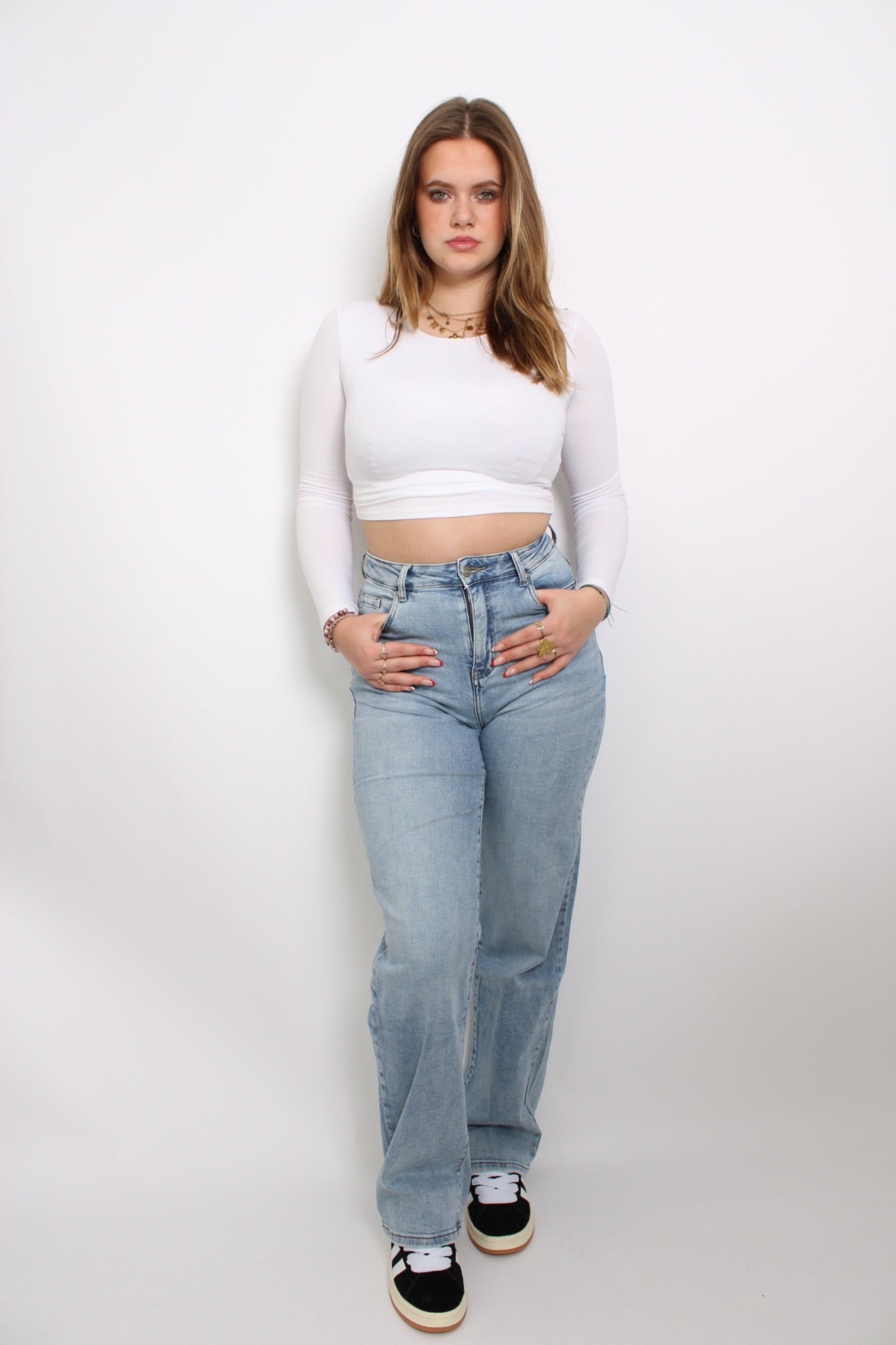 lus-size jeans met een klassieke pasvorm en een medium wassing. De jeans heeft een comfortabele taille en rechte pijpen, waardoor het een veelzijdige keuze is voor dagelijks gebruik. Het duurzame, rekbare materiaal biedt zowel comfort als een flatterende pasvorm