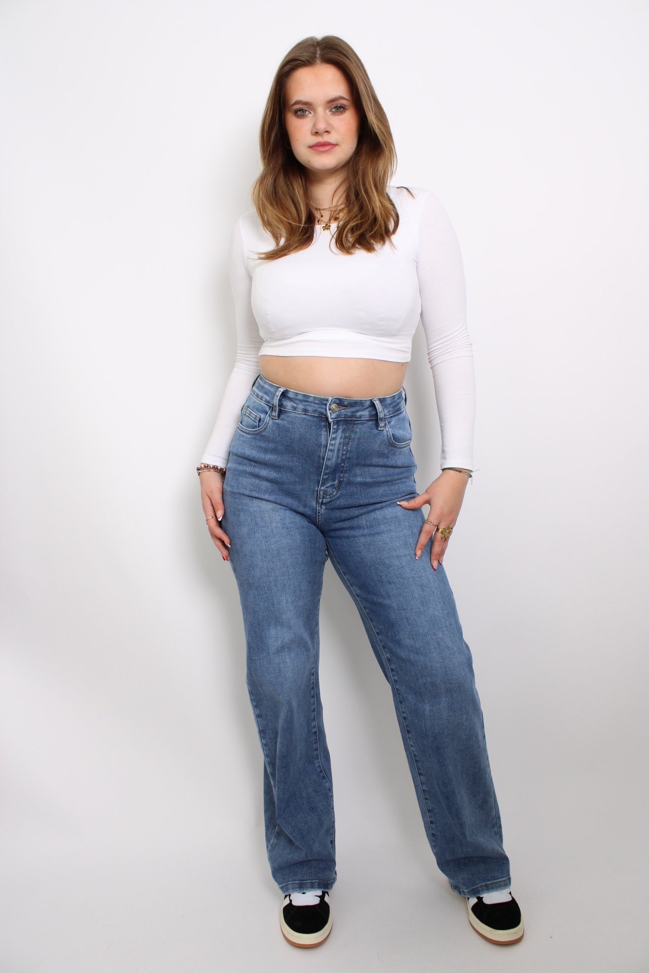 Plus-size donker denim jeans met een klassieke pasvorm en een subtiele wassing. De jeans heeft een comfortabele taille en rechte pijpen, waardoor het een tijdloze en veelzijdige keuze is voor verschillende outfits. Het stevige denim biedt zowel steun als stijl voor een flatterende look.