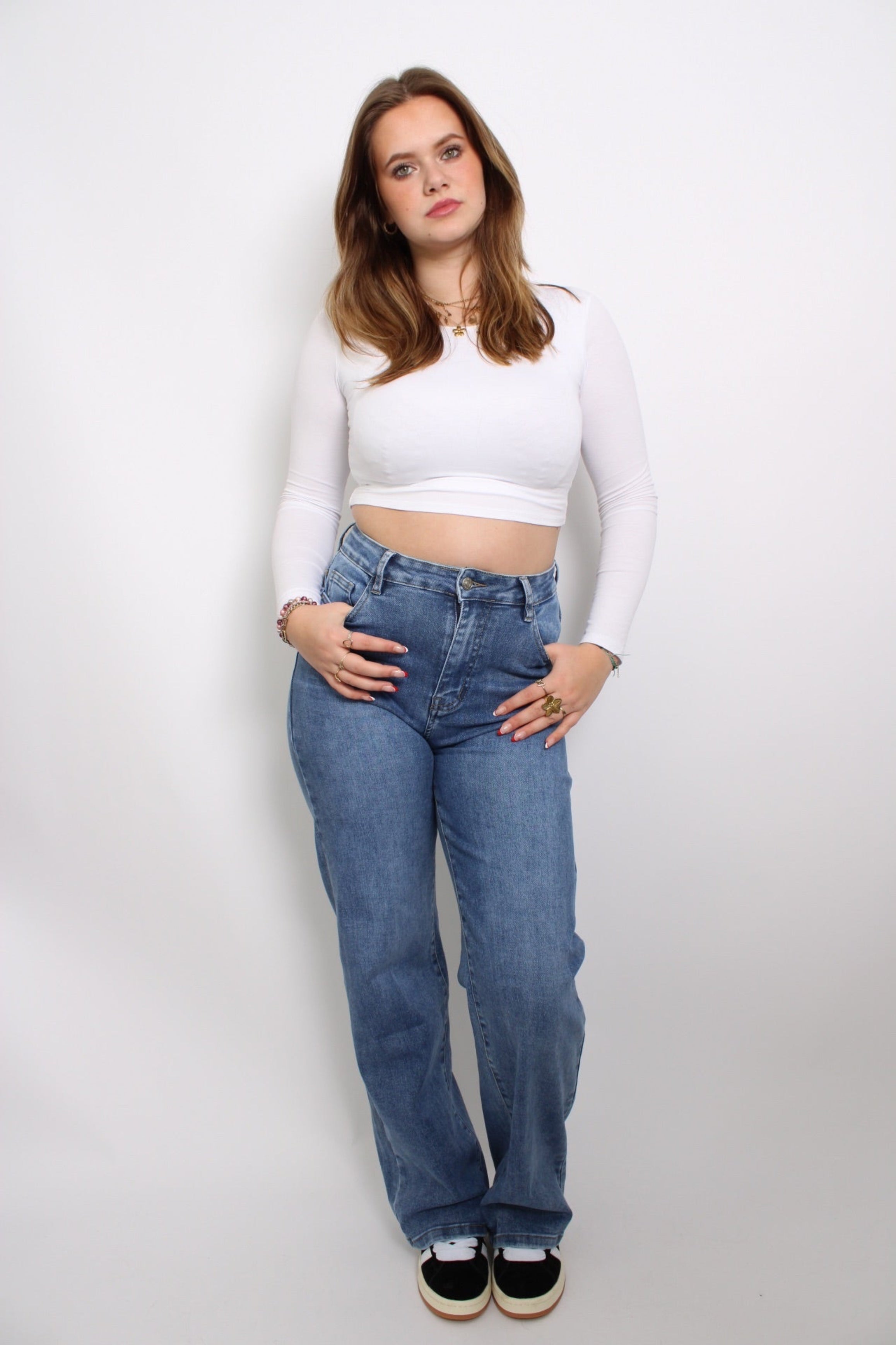 Plus-size donker denim jeans met een klassieke pasvorm en een subtiele wassing. De jeans heeft een comfortabele taille en rechte pijpen, waardoor het een tijdloze en veelzijdige keuze is voor verschillende outfits. Het stevige denim biedt zowel steun als stijl voor een flatterende look.
